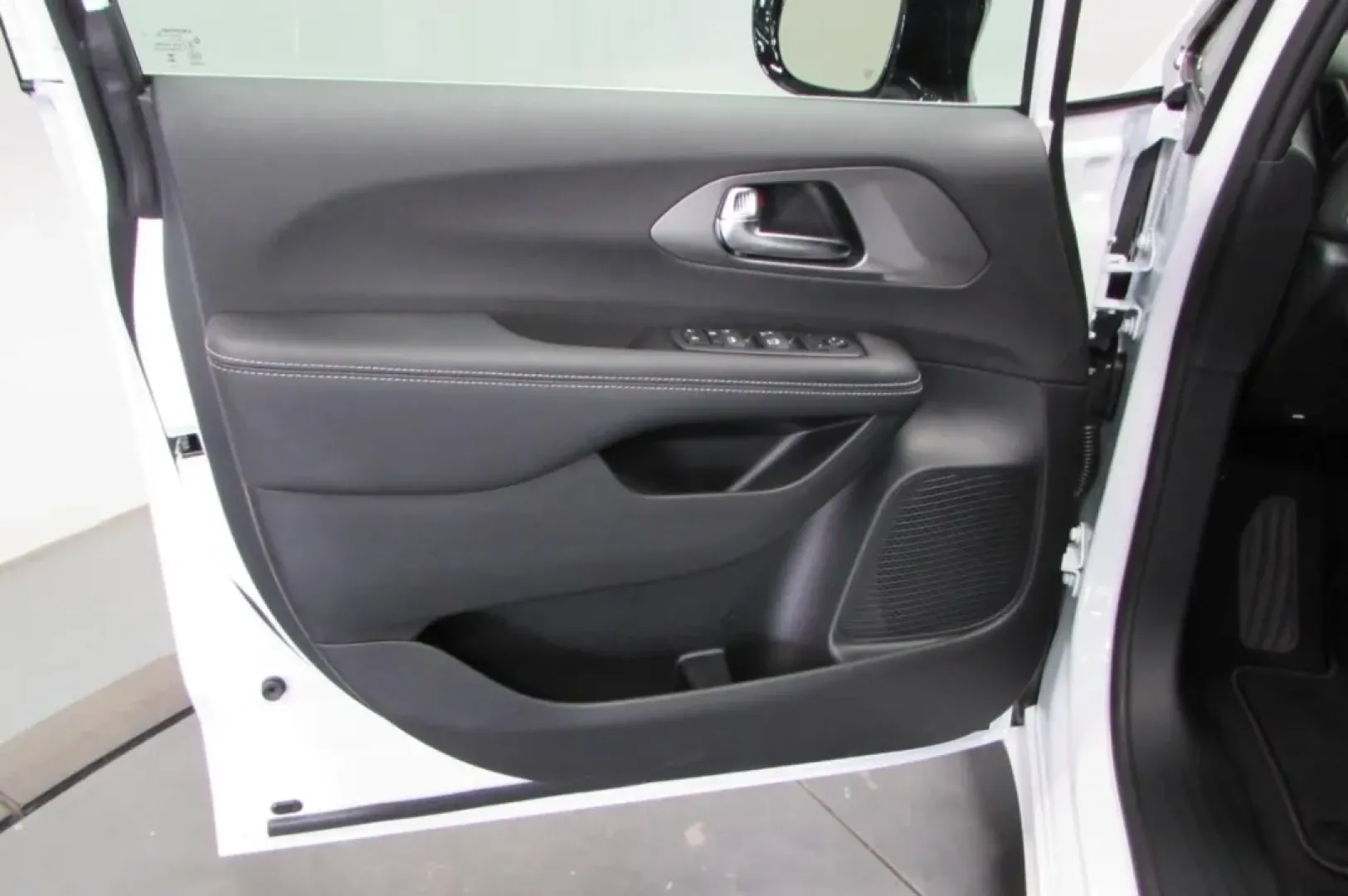 2025 /Black Leather Chrysler Voyager LX (2C4RC1CG4SR) with an Other engine, Automatic transmission, located at 12830 Highway 21, De Soto, MO, 63020, (636) 337-7777, 38.153099, -90.573624 - ### Discover the Ultimate Family Adventure with the 2025 Chrysler Voyager LX<br /> <br /> Are you in search of the perfect vehicle that embodies comfort, versatility, and reliability for your family? Look no further than this stunning **2025 Chrysler Voyager LX**, now available at **Pettus CDJR DeSo - Photo#10