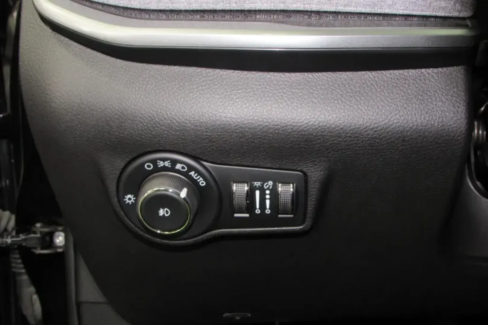 2024 /Leather Jeep Compass Latitude Lux (3C4NJDFN2RT) with an Other engine, Automatic transmission, located at 12830 Highway 21, De Soto, MO, 63020, (636) 337-7777, 38.153099, -90.573624 - Unlock the ultimate adventure with the 2024 Jeep Compass Latitude Lux, a perfect companion for families and outdoor enthusiasts alike. Whether you're navigating the bustling streets of De Soto or cruising off the beaten path, this SUV combines comfort, performance, and advanced technology to elevate - Photo#12