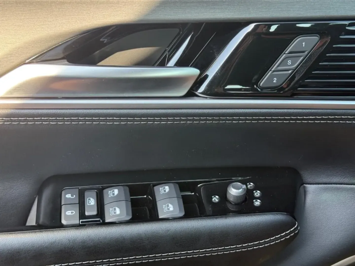 2025 /Global Black Leather Jeep Wagoneer Series II (1C4SJVBP4SS) with an 3.0L I6 Hurricane SO Twin Turbo ESS engine, Automatic transmission, located at 970 Woodlawn Dr., Farmington, MO, 63640, (573) 431-7800, 37.825642, -90.468674 - **Conquer the Road in Style with the 2025 Jeep Wagoneer from Pettus CDJR Farmington!**<br /> <br /> Are you ready for unforgettable weekend adventures or family road trips? Look no further than the 2025 Jeep Wagoneer from Pettus CDJR Farmington! With its striking Balti Gray exterior and robust perfo - Photo#20