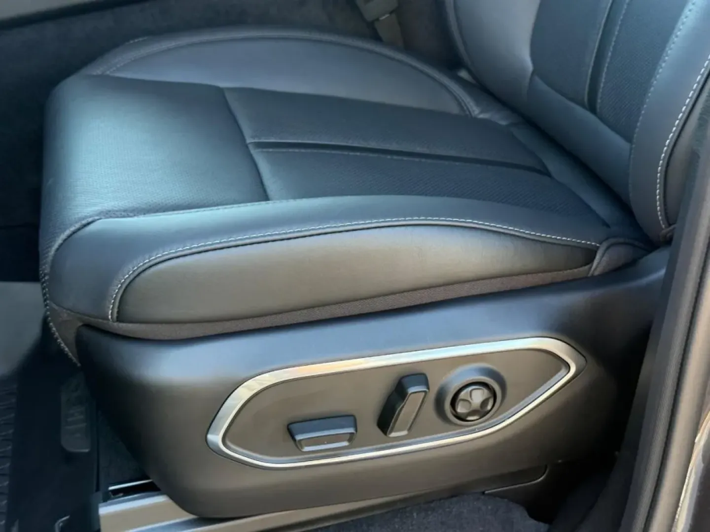 2025 /Global Black Leather Jeep Wagoneer Series II (1C4SJVBP4SS) with an 3.0L I6 Hurricane SO Twin Turbo ESS engine, Automatic transmission, located at 970 Woodlawn Dr., Farmington, MO, 63640, (573) 431-7800, 37.825642, -90.468674 - **Conquer the Road in Style with the 2025 Jeep Wagoneer from Pettus CDJR Farmington!**<br /> <br /> Are you ready for unforgettable weekend adventures or family road trips? Look no further than the 2025 Jeep Wagoneer from Pettus CDJR Farmington! With its striking Balti Gray exterior and robust perfo - Photo#21