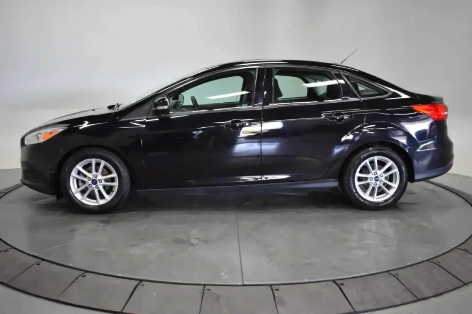 2017 /Black Ford Focus SE (1FADP3F26HL) with an 2.0L L4 DOHC 16V engine, Automatic transmission, located at 12830 Highway 21, De Soto, MO, 63020, (636) 337-7777, 38.153099, -90.573624 - **Discover Your Adventure with This 2017 Ford Focus SE!** <br /> <br /> Are you looking for a reliable and stylish sedan that effortlessly balances comfort, efficiency, and technology? Look no further than the 2017 Ford Focus SE, available now at Pettus CDJR DeSoto, your trusted used car dealer loca - Photo#3