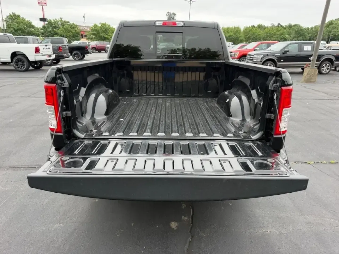 2022 /Black Cloth Ram 1500 4WD Big Horn Crew Cab (1C6SRFFT7NN) with an 5.7L engine, Automatic transmission, located at 970 Woodlawn Dr., Farmington, MO, 63640, (573) 431-7800, 37.825642, -90.468674 - Weekend projects, lake-day towing, and winter commutes in the Missouri hills all call for a truck that can switch roles without drama-and this **2022 Ram 1500 Big Horn/Lone Star 4x4** is built for exactly that lifestyle. Finished in **Diamond Black** with a **Black** interior, this full-size pickup - Photo#4