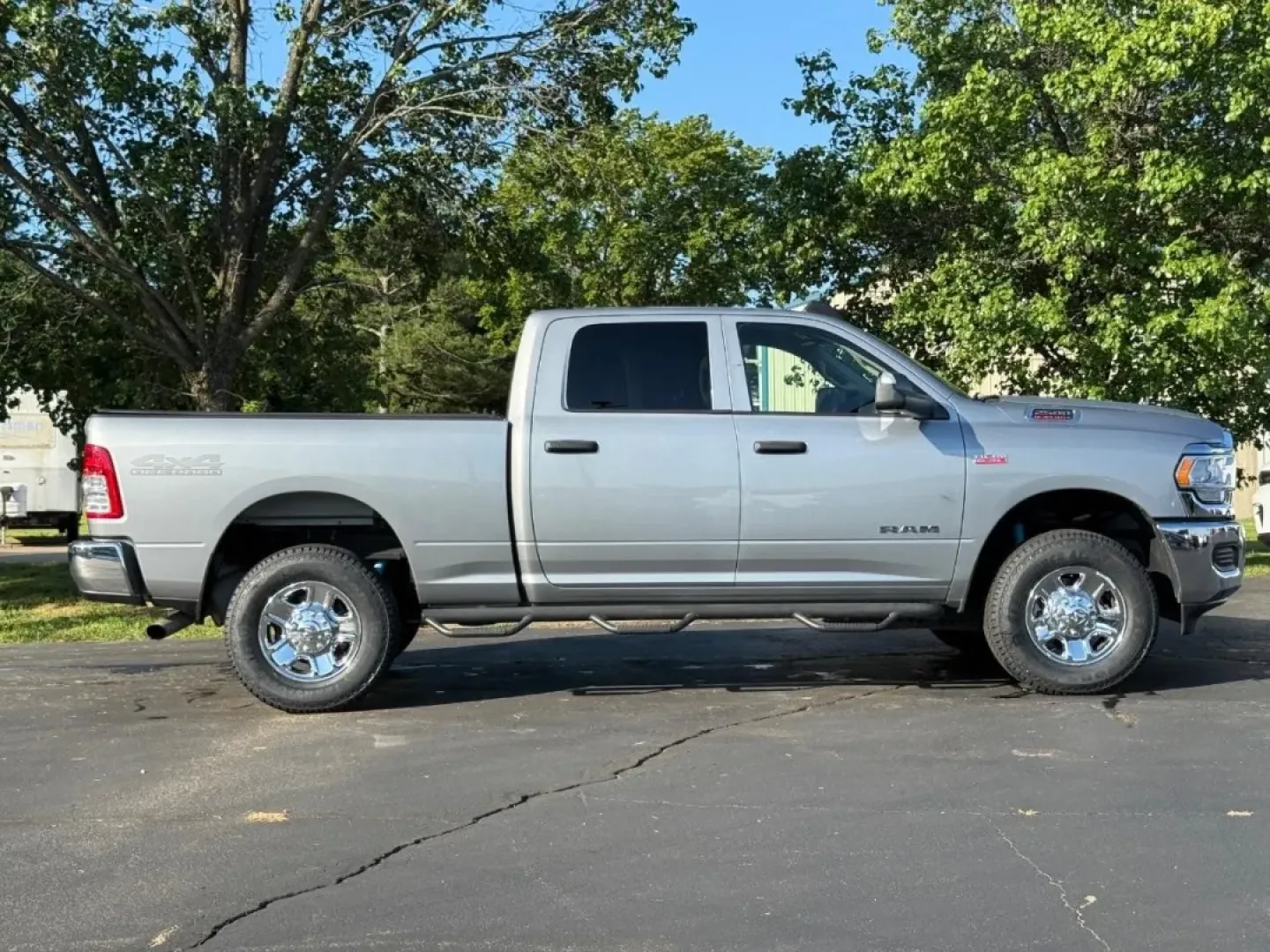 2020 /Diesel Gray/Black Cloth Ram 2500 Tradesman (3C6UR5CJ6LG) with an 6.4L Heavy Duty V8 HEMI engine, Automatic transmission, located at 970 Woodlawn Dr., Farmington, MO, 63640, (573) 431-7800, 37.825642, -90.468674 - If you're looking for a rugged and reliable truck that can tackle both work and play, the 2020 Ram 2500 4WD Tradesman Crew Cab is the perfect fit for your lifestyle. Whether you need to haul heavy loads for your job, transport the family to weekend adventures, or navigate through snowy Farmington ro - Photo#1