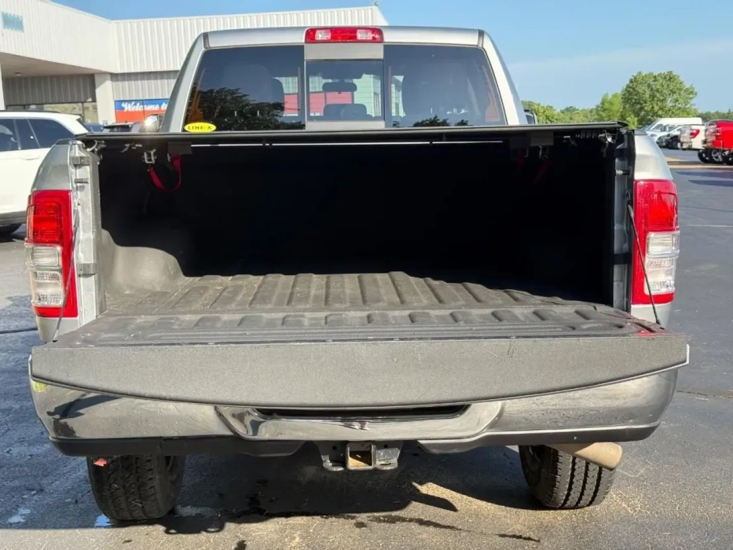 2020 /Diesel Gray/Black Cloth Ram 2500 Tradesman (3C6UR5CJ6LG) with an 6.4L Heavy Duty V8 HEMI engine, Automatic transmission, located at 970 Woodlawn Dr., Farmington, MO, 63640, (573) 431-7800, 37.825642, -90.468674 - If you're looking for a rugged and reliable truck that can tackle both work and play, the 2020 Ram 2500 4WD Tradesman Crew Cab is the perfect fit for your lifestyle. Whether you need to haul heavy loads for your job, transport the family to weekend adventures, or navigate through snowy Farmington ro - Photo#5