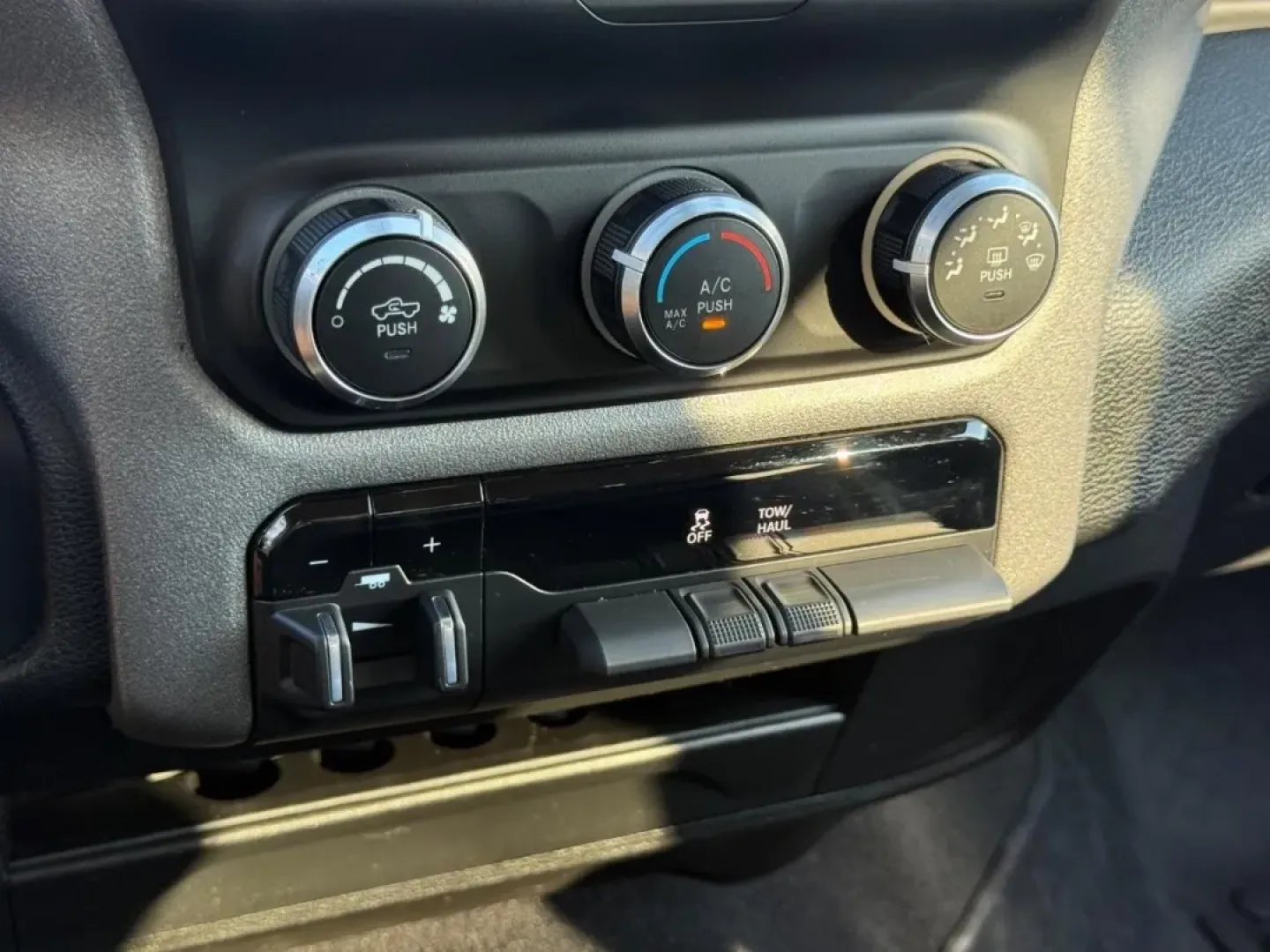 2020 /Diesel Gray/Black Cloth Ram 2500 Tradesman (3C6UR5CJ6LG) with an 6.4L Heavy Duty V8 HEMI engine, Automatic transmission, located at 970 Woodlawn Dr., Farmington, MO, 63640, (573) 431-7800, 37.825642, -90.468674 - If you're looking for a rugged and reliable truck that can tackle both work and play, the 2020 Ram 2500 4WD Tradesman Crew Cab is the perfect fit for your lifestyle. Whether you need to haul heavy loads for your job, transport the family to weekend adventures, or navigate through snowy Farmington ro - Photo#20