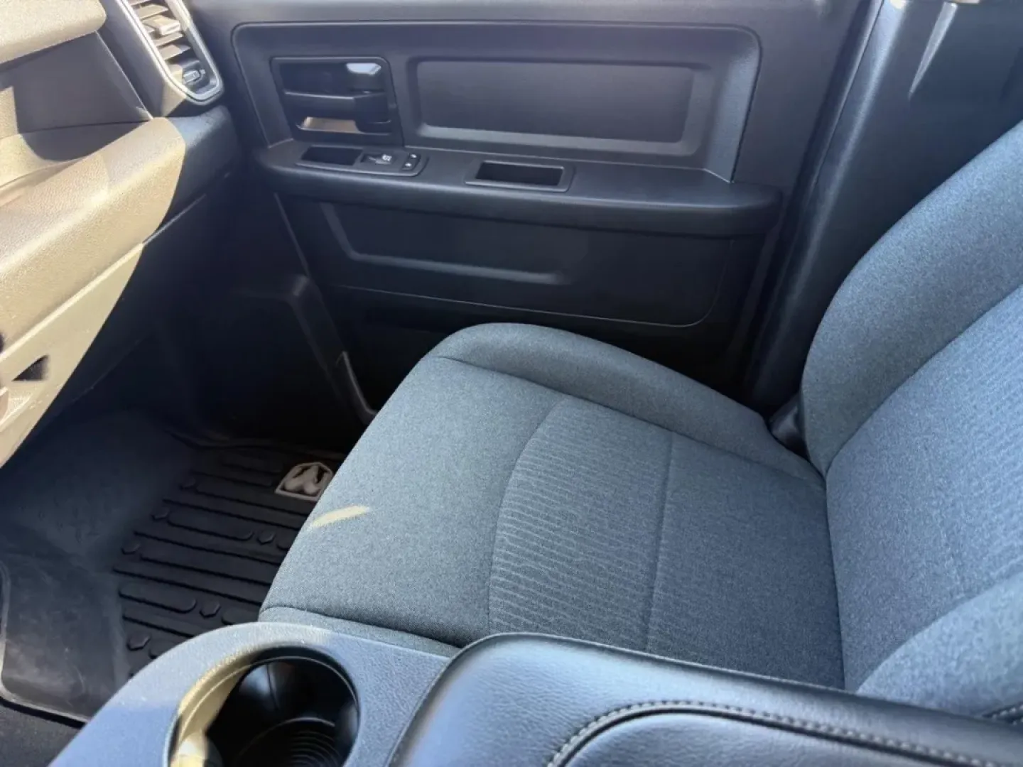 2020 /Diesel Gray/Black Cloth Ram 2500 Tradesman (3C6UR5CJ6LG) with an 6.4L Heavy Duty V8 HEMI engine, Automatic transmission, located at 970 Woodlawn Dr., Farmington, MO, 63640, (573) 431-7800, 37.825642, -90.468674 - If you're looking for a rugged and reliable truck that can tackle both work and play, the 2020 Ram 2500 4WD Tradesman Crew Cab is the perfect fit for your lifestyle. Whether you need to haul heavy loads for your job, transport the family to weekend adventures, or navigate through snowy Farmington ro - Photo#21