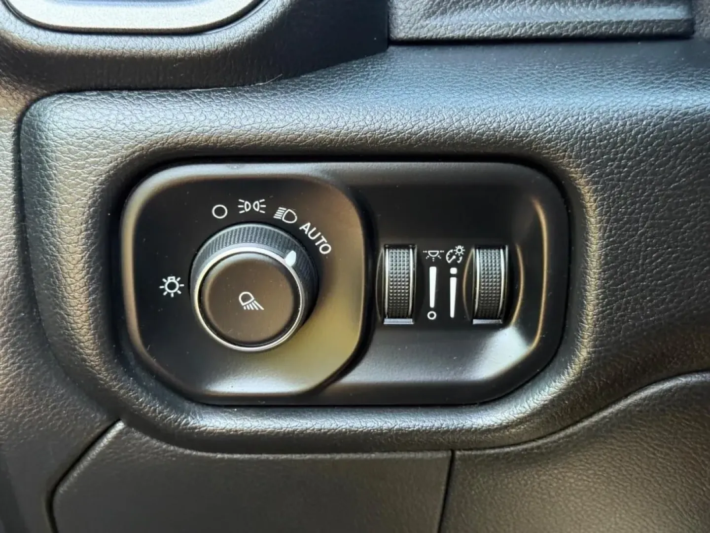 2020 /Diesel Gray/Black Cloth Ram 2500 Tradesman (3C6UR5CJ6LG) with an 6.4L Heavy Duty V8 HEMI engine, Automatic transmission, located at 970 Woodlawn Dr., Farmington, MO, 63640, (573) 431-7800, 37.825642, -90.468674 - If you're looking for a rugged and reliable truck that can tackle both work and play, the 2020 Ram 2500 4WD Tradesman Crew Cab is the perfect fit for your lifestyle. Whether you need to haul heavy loads for your job, transport the family to weekend adventures, or navigate through snowy Farmington ro - Photo#23