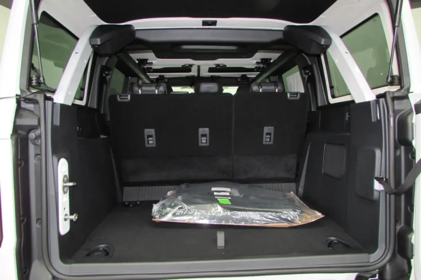 2025 /Black Onyx Leather Ford Bronco Badlands (1FMEE9BP0SL) with an 2.7L V6 Turbocharged engine, located at 12836 Highway 21, De Soto, MO, 63020, (636) 337-7777, 38.151867, -90.575615 - **Unleash Adventure with the 2025 Ford Bronco Badlands: Your Ultimate SUV for Weekend Getaways and Family Road Trips!**<br /> <br /> Are you ready to elevate your lifestyle and make every weekend an adventure? Introducing the 2025 Ford Bronco Badlands, the perfect SUV for those who crave off-road es - Photo#27
