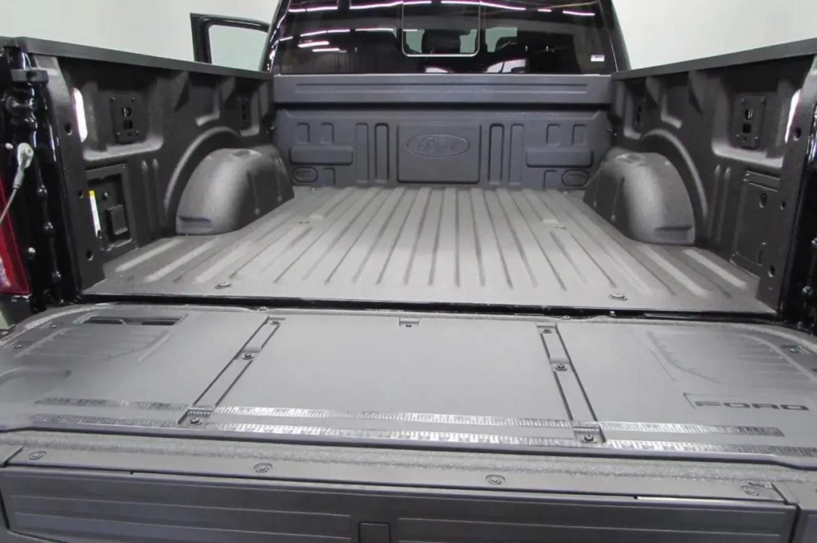 2025 /Black Leather Ford F-150 Raptor (1FTFW1RG0SF) with an 3.5L V6 EcoBoost High Output engine, Automatic transmission, located at 12836 Highway 21, De Soto, MO, 63020, (636) 337-7777, 38.151867, -90.575615 - **Unleash Adventure with the 2025 Ford F-150 Raptor at Pettus Ford De Soto!**<br /> <br /> Are you ready to elevate your outdoor adventures and daily commutes? Look no further than the stunning 2025 Ford F-150 Raptor, a powerhouse truck designed for those who crave both rugged performance and sophis - Photo#46