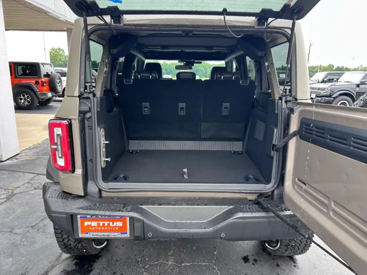 2025 /Black Onyx Leather Ford Bronco Badlands (1FMEE9BP8SL) with an 2.7L V6 Turbocharged engine, located at 141 Commercial Dr, Fredericktown, MO, 63645, (573) 783-6432, 37.570087, -90.320648 - **Adventure Awaits: Embrace the Great Outdoors with the 2025 Ford Bronco Badlands**<br /> <br /> Are you ready to elevate your outdoor adventures and weekend getaways? Look no further than this stunning 2025 Ford Bronco Badlands, an SUV that combines rugged capability with cutting-edge technology, e - Photo#4