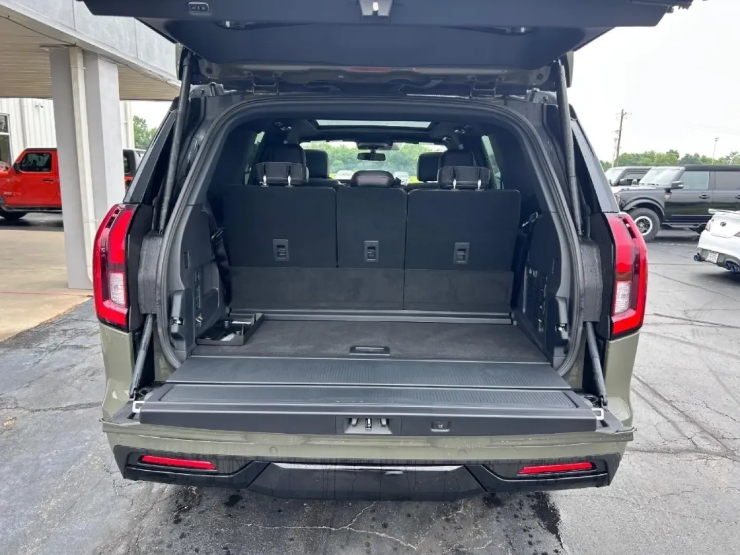 2025 /Black Onyx/Electric Spice Leat Ford Expedition (1FMJU1RG2SE) with an 3.5L V6 EcoBoost High Output engine, Automatic transmission, located at 141 Commercial Dr, Fredericktown, MO, 63645, (573) 783-6432, 37.570087, -90.320648 - Discover the freedom of adventure with the stunning 2025 Ford Expedition, now available at Pettus Ford Fredericktown. This remarkable SUV, with just 6 miles on the odometer, is not just a vehicle; it's a lifestyle statement perfect for families, outdoor enthusiasts, or anyone seeking the thrill of t - Photo#4