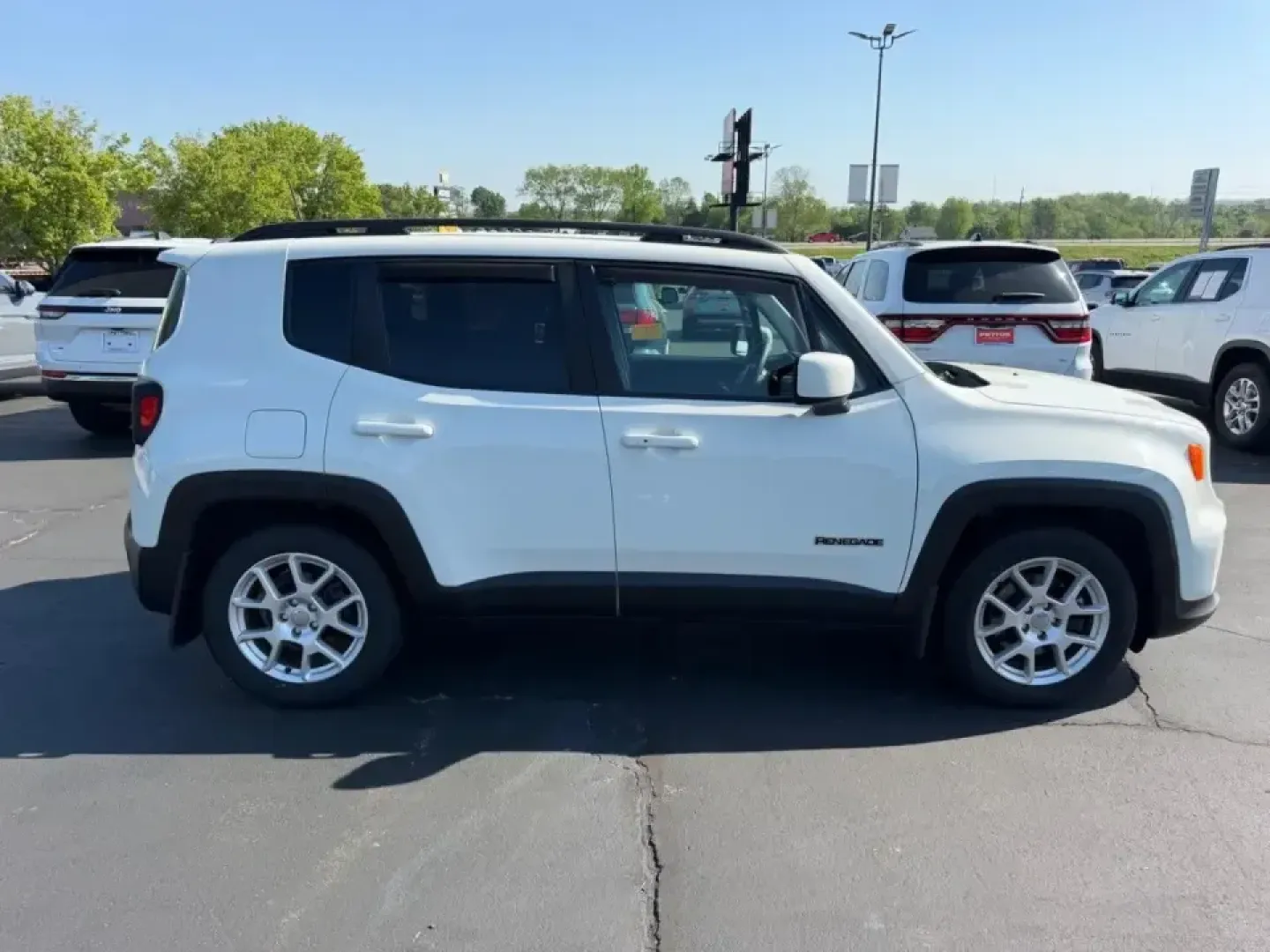 2020 /Black Cloth Jeep Renegade Latitude (ZACNJABB9LP) with an 2.4L I4 ZERO EVAP M-AIR engine, Automatic transmission, located at 970 Woodlawn Dr., Farmington, MO, 63640, (573) 431-7800, 37.825642, -90.468674 - Whether you're tackling a daily commute from Farmington to St. Louis, planning weekend getaways to Elephant Rocks State Park, or simply want a nimble SUV for errands around town, this 2020 Jeep Renegade Latitude is built for real-life Missouri driving. With its easy-to-park footprint, confident ride - Photo#2