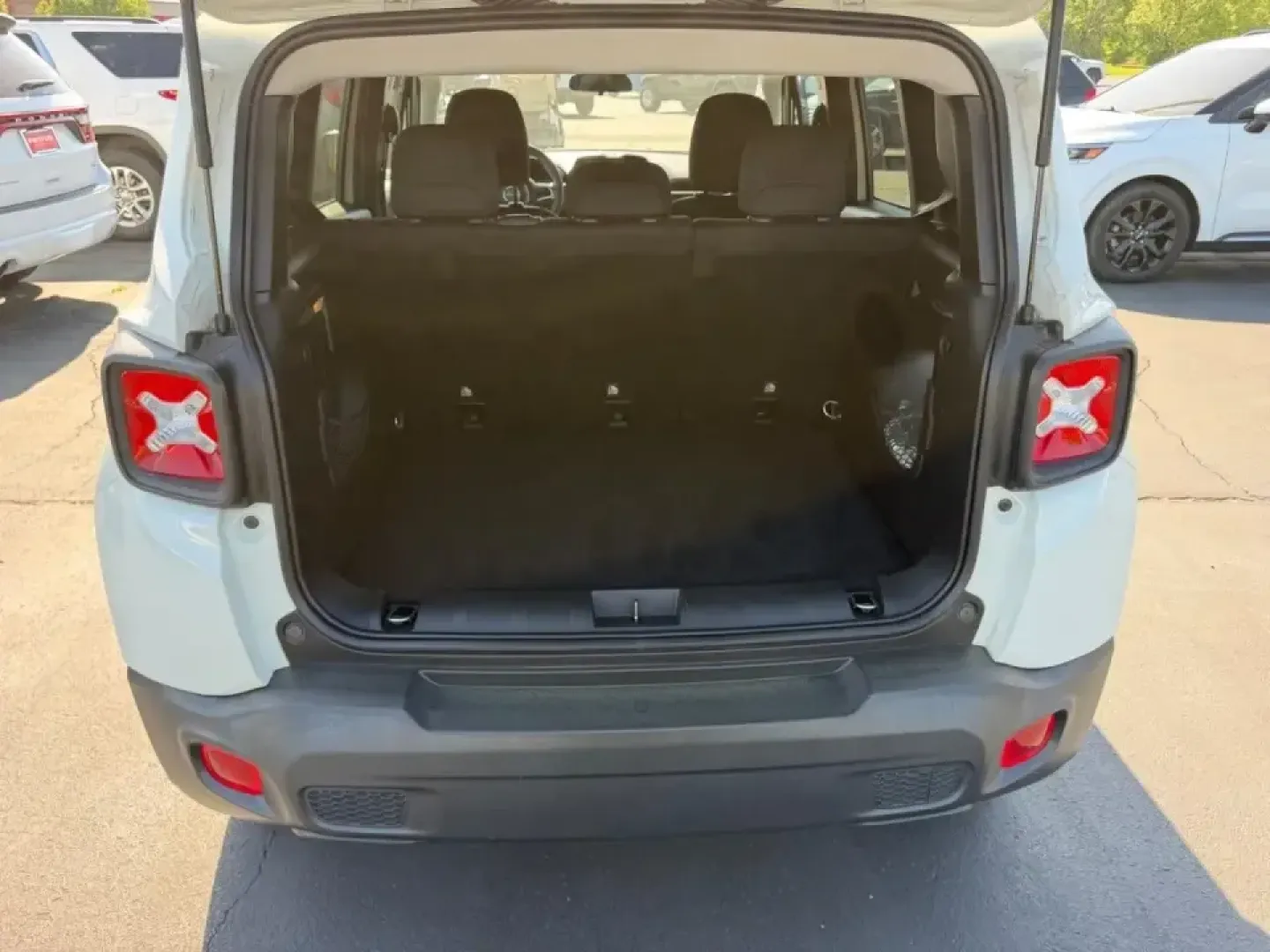 2020 /Black Cloth Jeep Renegade Latitude (ZACNJABB9LP) with an 2.4L I4 ZERO EVAP M-AIR engine, Automatic transmission, located at 970 Woodlawn Dr., Farmington, MO, 63640, (573) 431-7800, 37.825642, -90.468674 - Whether you're tackling a daily commute from Farmington to St. Louis, planning weekend getaways to Elephant Rocks State Park, or simply want a nimble SUV for errands around town, this 2020 Jeep Renegade Latitude is built for real-life Missouri driving. With its easy-to-park footprint, confident ride - Photo#5