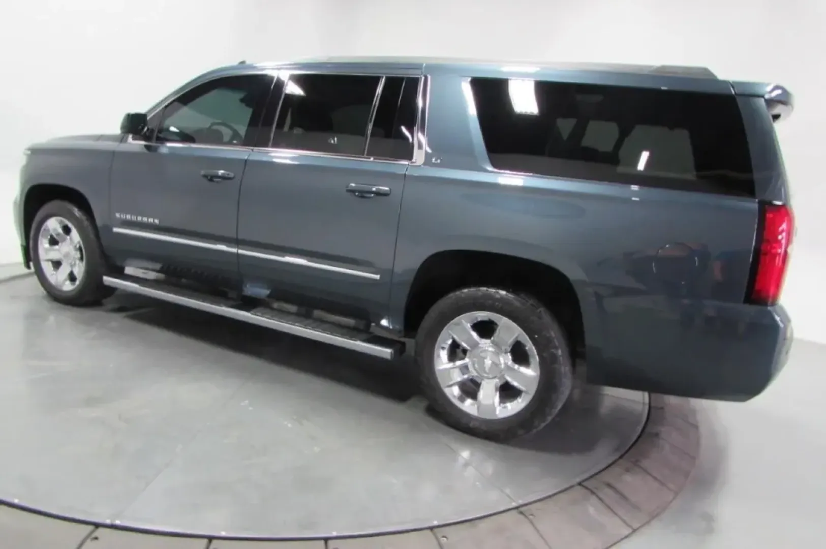 2019 /Jet Black/Dark Ash Leather Chevrolet Suburban LT (1GNSKHKC8KR) with an Other engine, Automatic transmission, located at 12836 Highway 21, De Soto, MO, 63020, (636) 337-7777, 38.151867, -90.575615 - ### Unleash Adventure with the 2019 Chevrolet Suburban - Perfect for Your Family Road Trips!<br /> <br /> Are you seeking the ultimate family vehicle that combines spaciousness, comfort, and capability? Look no further! The 2019 Chevrolet Suburban available at Pettus Ford De Soto is designed to elev - Photo#4