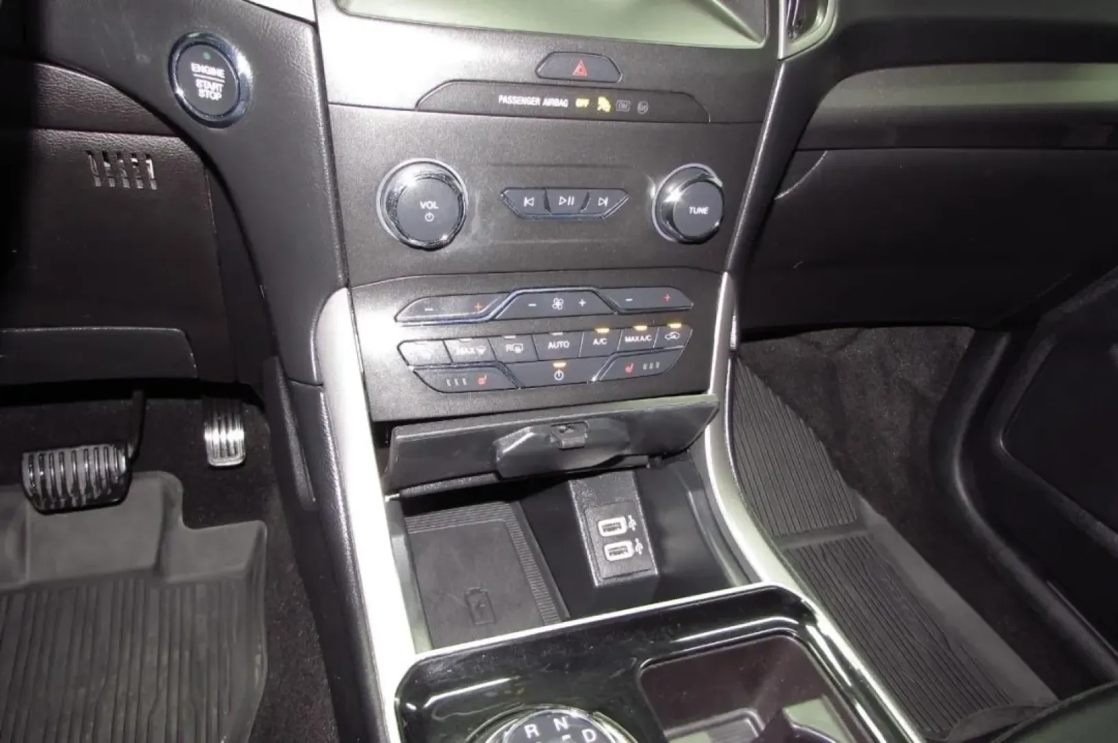 2019 /Ebony Leather Ford Edge SEL (2FMPK3J90KB) with an Other engine, Automatic transmission, located at 12836 Highway 21, De Soto, MO, 63020, (636) 337-7777, 38.151867, -90.575615 - **Explore New Adventures in a 2019 Ford Edge Perfect for Your Lifestyle!**<br /> <br /> Are you ready to elevate your everyday driving experience? Whether you're navigating through bustling city streets, embarking on a weekend getaway, or shuttling your family to school events, the 2019 Ford Edge i - Photo#21