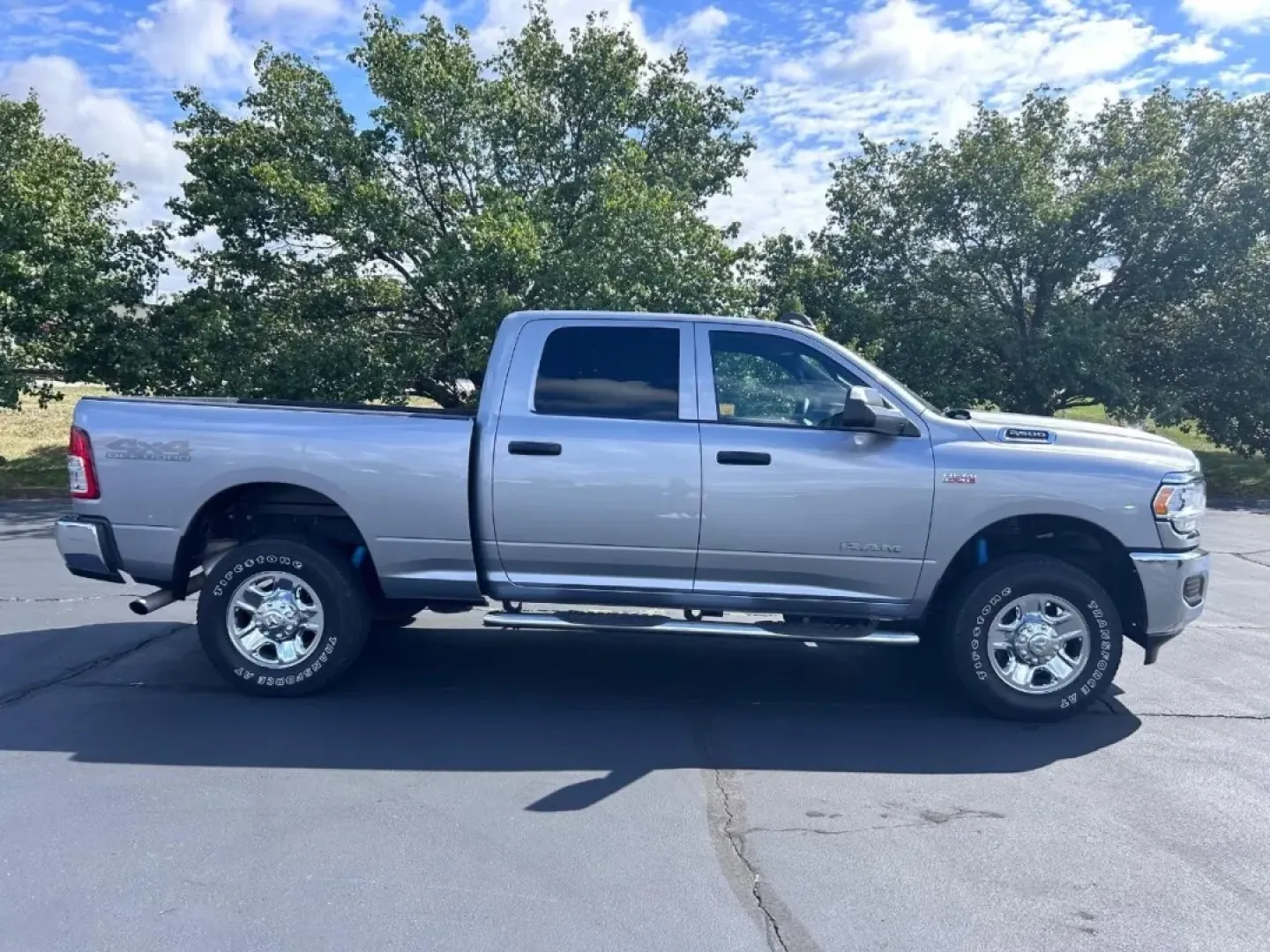 2022 /Diesel Gray/Black Cloth Ram 2500 Tradesman (3C6UR5CJ3NG) with an 6.4L V8 Heavy Duty HEMI MDS engine, located at 970 Woodlawn Dr., Farmington, MO, 63640, (573) 431-7800, 37.825642, -90.468674 - Experience the thrill of adventure and heavy-duty capability with this 2022 Ram 2500 4WD Tradesman Crew Cab, perfect for anyone seeking a robust vehicle that excels in both work and play. Whether you're hauling gear for a weekend getaway, towing a trailer for your next family trip, or navigating the - Photo#1