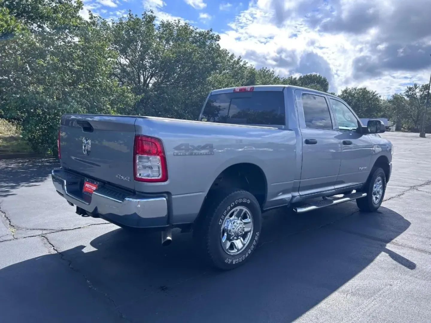 2022 /Diesel Gray/Black Cloth Ram 2500 Tradesman (3C6UR5CJ3NG) with an 6.4L V8 Heavy Duty HEMI MDS engine, located at 970 Woodlawn Dr., Farmington, MO, 63640, (573) 431-7800, 37.825642, -90.468674 - Experience the thrill of adventure and heavy-duty capability with this 2022 Ram 2500 4WD Tradesman Crew Cab, perfect for anyone seeking a robust vehicle that excels in both work and play. Whether you're hauling gear for a weekend getaway, towing a trailer for your next family trip, or navigating the - Photo#2