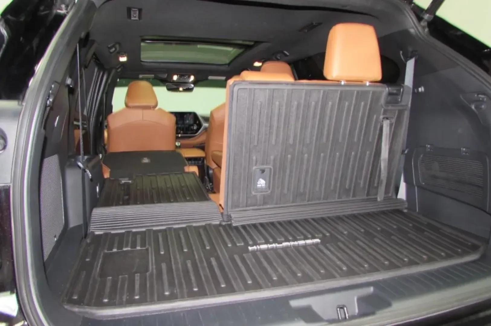 2022 /Glazed Caramel Leather Toyota Highlander Platinum (5TDFZRBH5NS) with an Other engine, Automatic transmission, located at 12830 Highway 21, De Soto, MO, 63020, (636) 337-7777, 38.153099, -90.573624 - **Discover Adventure with the 2022 Toyota Highlander Platinum! Perfect for Family Road Trips and Daily Commuting** <br /> <br /> Are you in search of a versatile SUV that can seamlessly transition from school drop-offs to weekend getaways? Look no further! The 2022 Toyota Highlander Platinum, availa - Photo#1