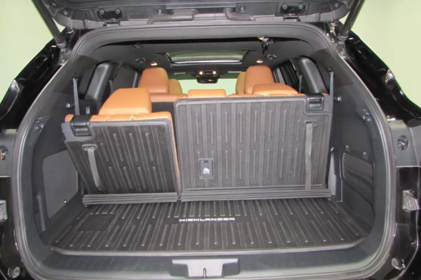 2022 /Glazed Caramel Leather Toyota Highlander Platinum (5TDFZRBH5NS) with an Other engine, Automatic transmission, located at 12830 Highway 21, De Soto, MO, 63020, (636) 337-7777, 38.153099, -90.573624 - **Discover Adventure with the 2022 Toyota Highlander Platinum! Perfect for Family Road Trips and Daily Commuting** <br /> <br /> Are you in search of a versatile SUV that can seamlessly transition from school drop-offs to weekend getaways? Look no further! The 2022 Toyota Highlander Platinum, availa - Photo#3