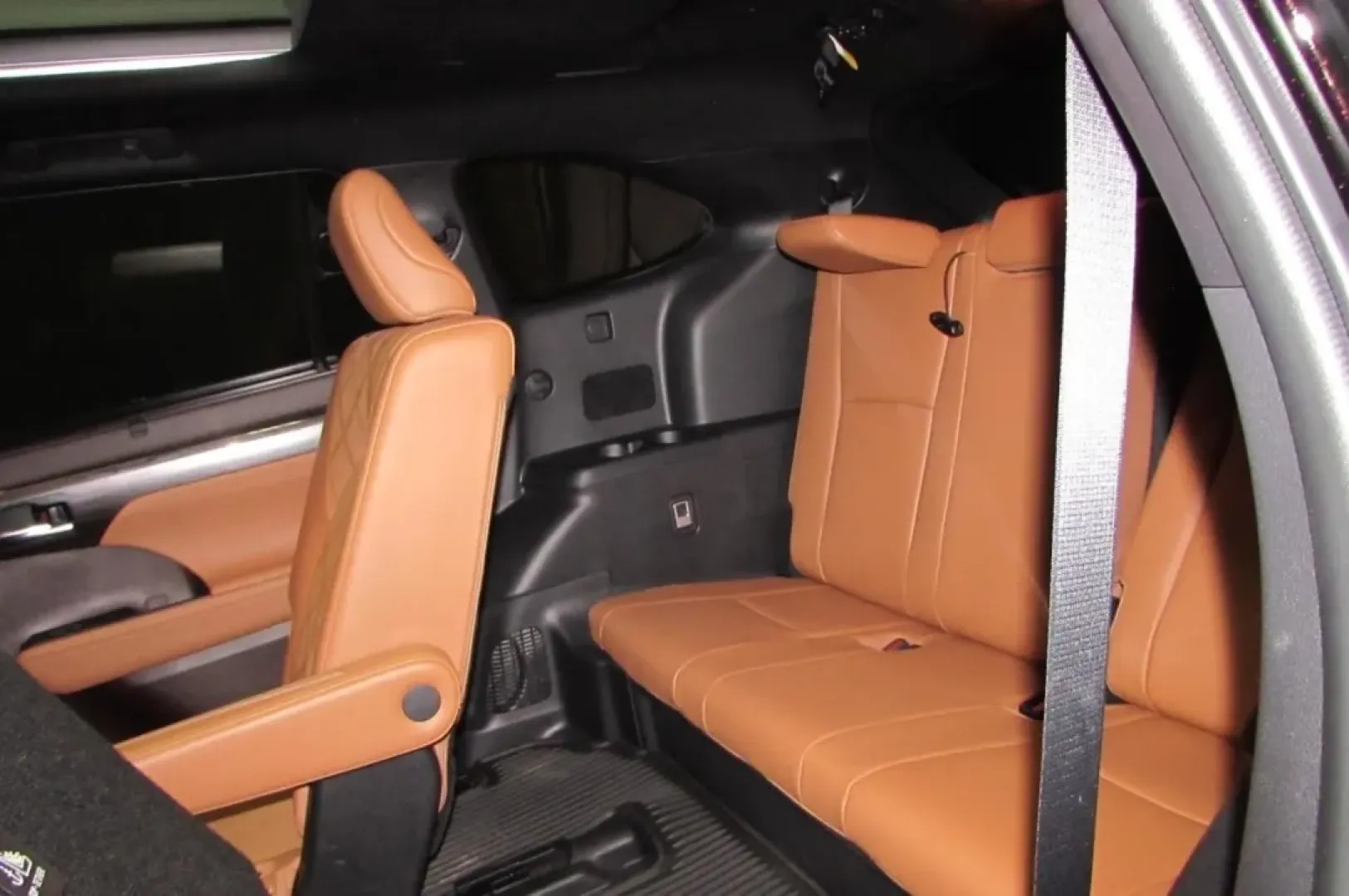 2022 /Glazed Caramel Leather Toyota Highlander Platinum (5TDFZRBH5NS) with an Other engine, Automatic transmission, located at 12830 Highway 21, De Soto, MO, 63020, (636) 337-7777, 38.153099, -90.573624 - **Discover Adventure with the 2022 Toyota Highlander Platinum! Perfect for Family Road Trips and Daily Commuting** <br /> <br /> Are you in search of a versatile SUV that can seamlessly transition from school drop-offs to weekend getaways? Look no further! The 2022 Toyota Highlander Platinum, availa - Photo#4