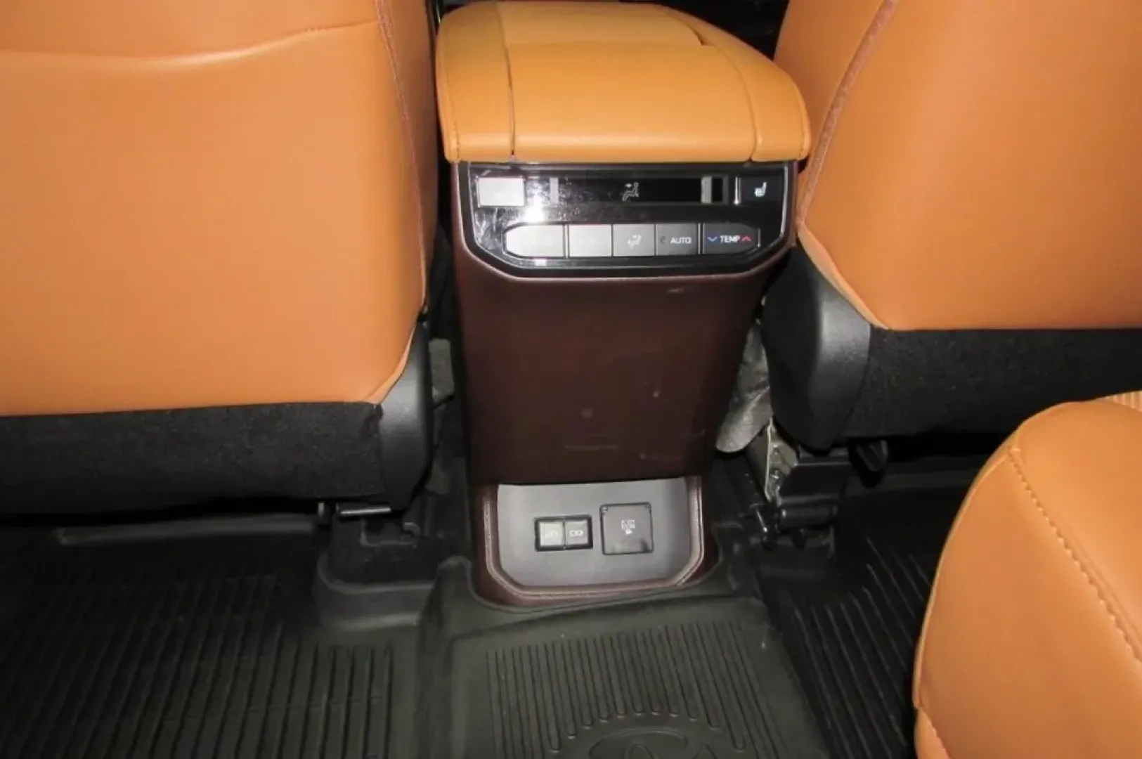 2022 /Glazed Caramel Leather Toyota Highlander Platinum (5TDFZRBH5NS) with an Other engine, Automatic transmission, located at 12830 Highway 21, De Soto, MO, 63020, (636) 337-7777, 38.153099, -90.573624 - **Discover Adventure with the 2022 Toyota Highlander Platinum! Perfect for Family Road Trips and Daily Commuting** <br /> <br /> Are you in search of a versatile SUV that can seamlessly transition from school drop-offs to weekend getaways? Look no further! The 2022 Toyota Highlander Platinum, availa - Photo#5
