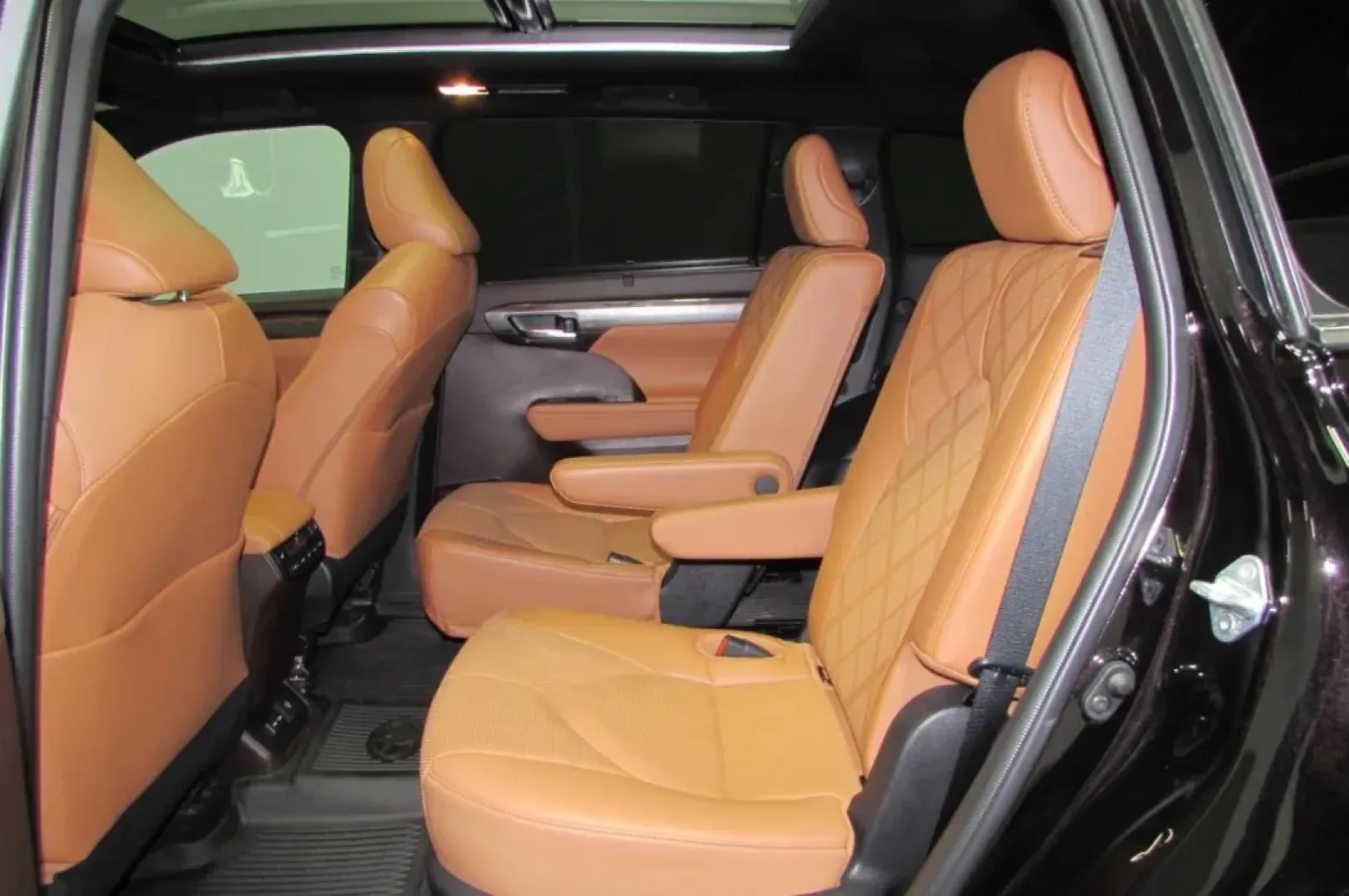 2022 /Glazed Caramel Leather Toyota Highlander Platinum (5TDFZRBH5NS) with an Other engine, Automatic transmission, located at 12830 Highway 21, De Soto, MO, 63020, (636) 337-7777, 38.153099, -90.573624 - **Discover Adventure with the 2022 Toyota Highlander Platinum! Perfect for Family Road Trips and Daily Commuting** <br /> <br /> Are you in search of a versatile SUV that can seamlessly transition from school drop-offs to weekend getaways? Look no further! The 2022 Toyota Highlander Platinum, availa - Photo#6