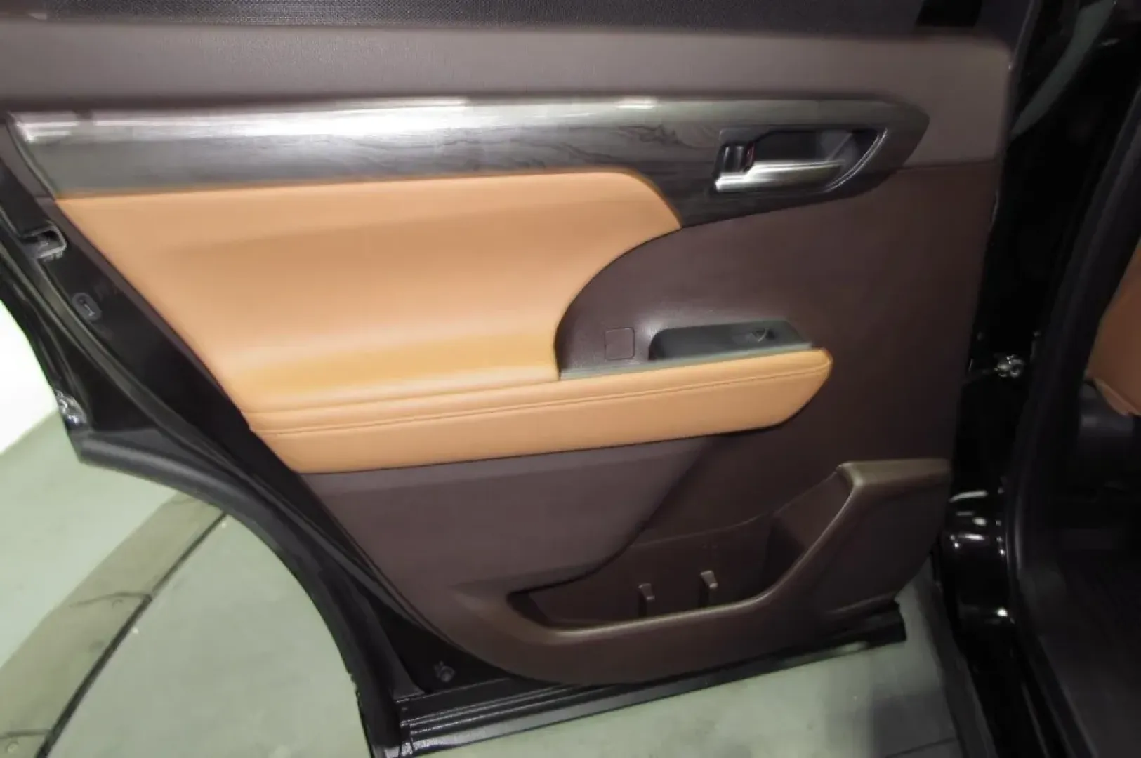 2022 /Glazed Caramel Leather Toyota Highlander Platinum (5TDFZRBH5NS) with an Other engine, Automatic transmission, located at 12830 Highway 21, De Soto, MO, 63020, (636) 337-7777, 38.153099, -90.573624 - **Discover Adventure with the 2022 Toyota Highlander Platinum! Perfect for Family Road Trips and Daily Commuting** <br /> <br /> Are you in search of a versatile SUV that can seamlessly transition from school drop-offs to weekend getaways? Look no further! The 2022 Toyota Highlander Platinum, availa - Photo#7