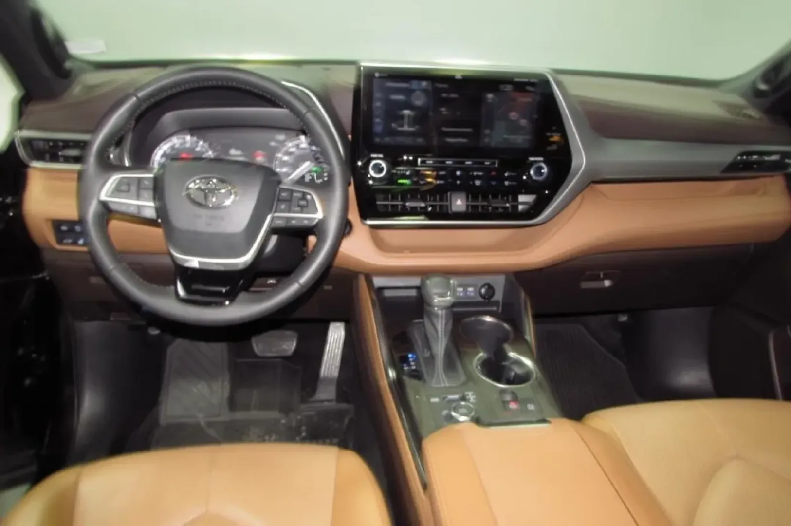 2022 /Glazed Caramel Leather Toyota Highlander Platinum (5TDFZRBH5NS) with an Other engine, Automatic transmission, located at 12830 Highway 21, De Soto, MO, 63020, (636) 337-7777, 38.153099, -90.573624 - **Discover Adventure with the 2022 Toyota Highlander Platinum! Perfect for Family Road Trips and Daily Commuting** <br /> <br /> Are you in search of a versatile SUV that can seamlessly transition from school drop-offs to weekend getaways? Look no further! The 2022 Toyota Highlander Platinum, availa - Photo#8