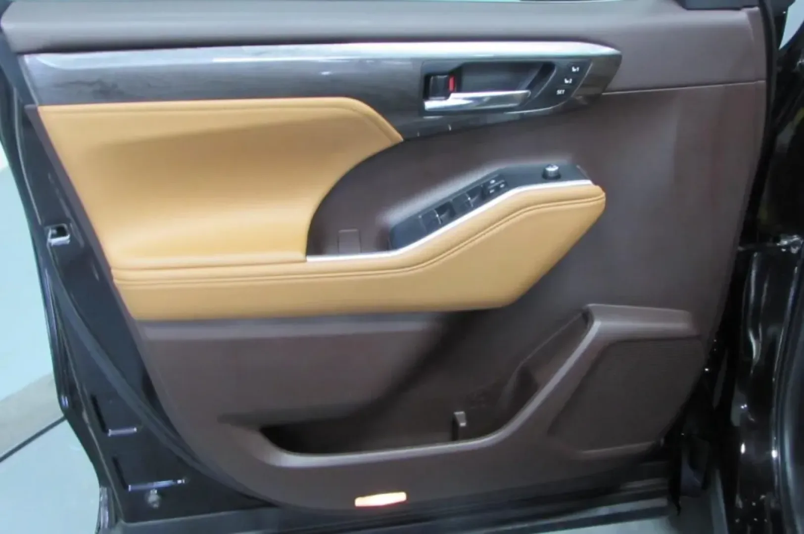 2022 /Glazed Caramel Leather Toyota Highlander Platinum (5TDFZRBH5NS) with an Other engine, Automatic transmission, located at 12830 Highway 21, De Soto, MO, 63020, (636) 337-7777, 38.153099, -90.573624 - **Discover Adventure with the 2022 Toyota Highlander Platinum! Perfect for Family Road Trips and Daily Commuting** <br /> <br /> Are you in search of a versatile SUV that can seamlessly transition from school drop-offs to weekend getaways? Look no further! The 2022 Toyota Highlander Platinum, availa - Photo#20