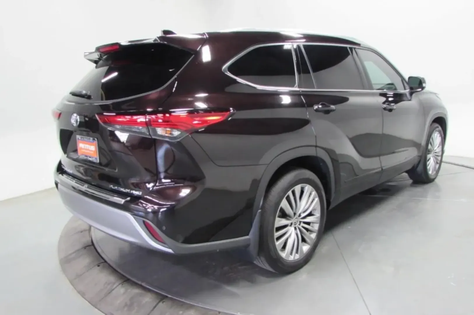 2022 /Glazed Caramel Leather Toyota Highlander Platinum (5TDFZRBH5NS) with an Other engine, Automatic transmission, located at 12830 Highway 21, De Soto, MO, 63020, (636) 337-7777, 38.153099, -90.573624 - **Discover Adventure with the 2022 Toyota Highlander Platinum! Perfect for Family Road Trips and Daily Commuting** <br /> <br /> Are you in search of a versatile SUV that can seamlessly transition from school drop-offs to weekend getaways? Look no further! The 2022 Toyota Highlander Platinum, availa - Photo#23