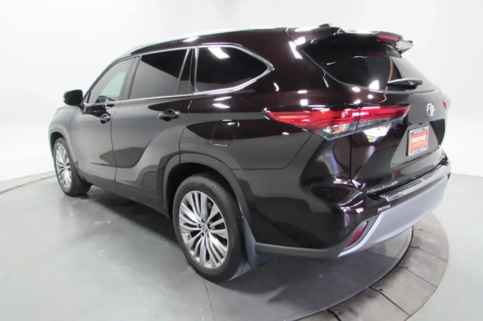 2022 /Glazed Caramel Leather Toyota Highlander Platinum (5TDFZRBH5NS) with an Other engine, Automatic transmission, located at 12830 Highway 21, De Soto, MO, 63020, (636) 337-7777, 38.153099, -90.573624 - **Discover Adventure with the 2022 Toyota Highlander Platinum! Perfect for Family Road Trips and Daily Commuting** <br /> <br /> Are you in search of a versatile SUV that can seamlessly transition from school drop-offs to weekend getaways? Look no further! The 2022 Toyota Highlander Platinum, availa - Photo#25