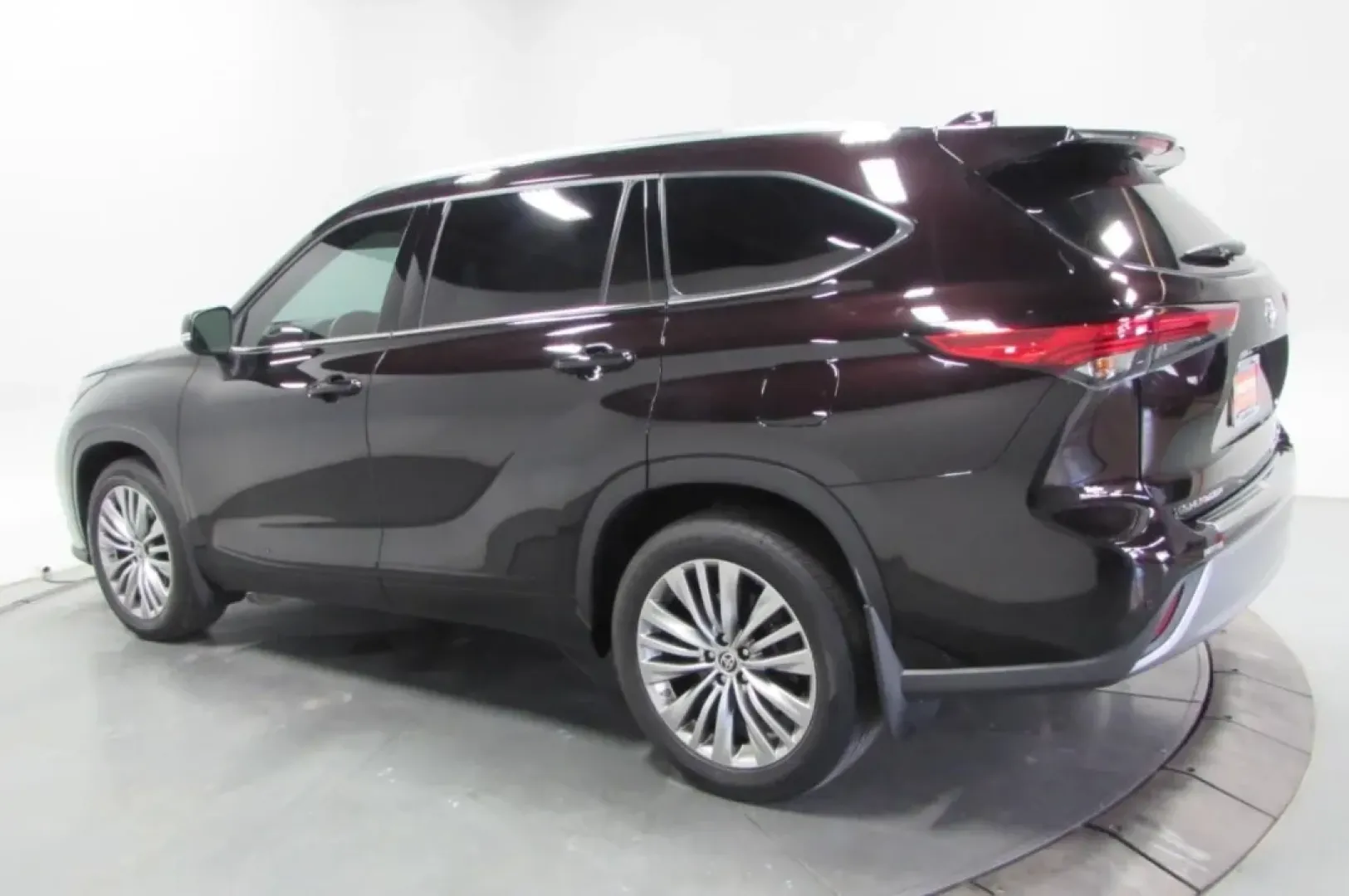 2022 /Glazed Caramel Leather Toyota Highlander Platinum (5TDFZRBH5NS) with an Other engine, Automatic transmission, located at 12830 Highway 21, De Soto, MO, 63020, (636) 337-7777, 38.153099, -90.573624 - **Discover Adventure with the 2022 Toyota Highlander Platinum! Perfect for Family Road Trips and Daily Commuting** <br /> <br /> Are you in search of a versatile SUV that can seamlessly transition from school drop-offs to weekend getaways? Look no further! The 2022 Toyota Highlander Platinum, availa - Photo#26