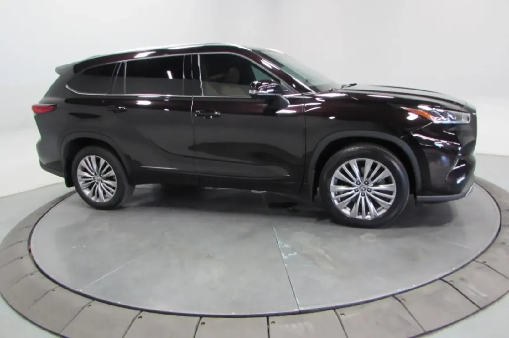 2022 /Glazed Caramel Leather Toyota Highlander Platinum (5TDFZRBH5NS) with an Other engine, Automatic transmission, located at 12830 Highway 21, De Soto, MO, 63020, (636) 337-7777, 38.153099, -90.573624 - **Discover Adventure with the 2022 Toyota Highlander Platinum! Perfect for Family Road Trips and Daily Commuting** <br /> <br /> Are you in search of a versatile SUV that can seamlessly transition from school drop-offs to weekend getaways? Look no further! The 2022 Toyota Highlander Platinum, availa - Photo#27