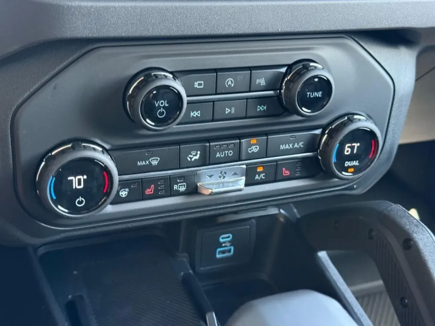 2025 /Black Onyx Leather Ford Bronco Badlands (1FMEE9BP9SL) with an 2.7L V6 engine, Automatic transmission, located at 141 Commercial Dr, Fredericktown, MO, 63645, (573) 783-6432, 37.570087, -90.320648 - **Adventure Awaits: Discover the 2025 Ford Bronco Badlands at Pettus Ford Fredericktown!**<br /> <br /> Are you ready to take your weekends to the next level? The 2025 Ford Bronco Badlands is not just a vehicle; it's your ticket to memorable adventures, whether you're exploring rugged trails or crui - Photo#12