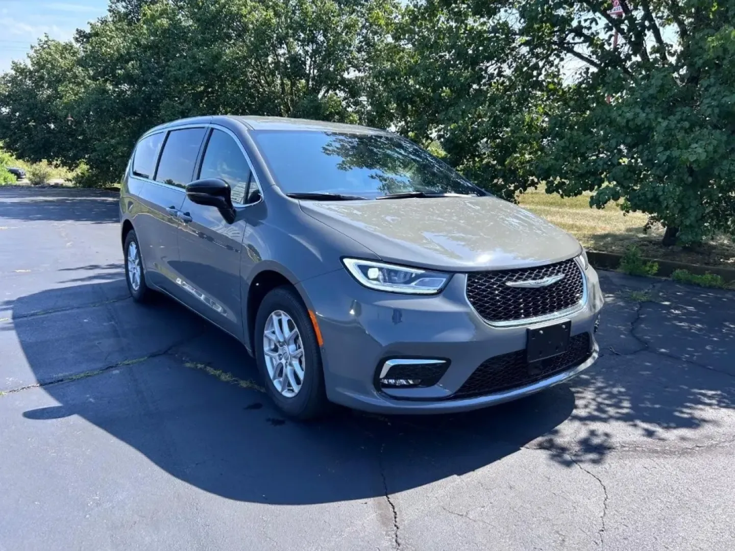 2025 /Black Leather Chrysler Pacifica Select (2C4RC1BG0SR) with an 3.6L V6 24V VVT UPG I engine, Automatic transmission, located at 970 Woodlawn Dr., Farmington, MO, 63640, (573) 431-7800, 37.825642, -90.468674 - **Discover Family Adventures with the 2025 Chrysler Pacifica at Pettus CDJR Farmington!**<br /> <br /> Are you looking for a vehicle that perfectly blends comfort, versatility, and style for your family? The 2025 Chrysler Pacifica is designed for busy families and weekend adventurers alike, making i - Photo#0