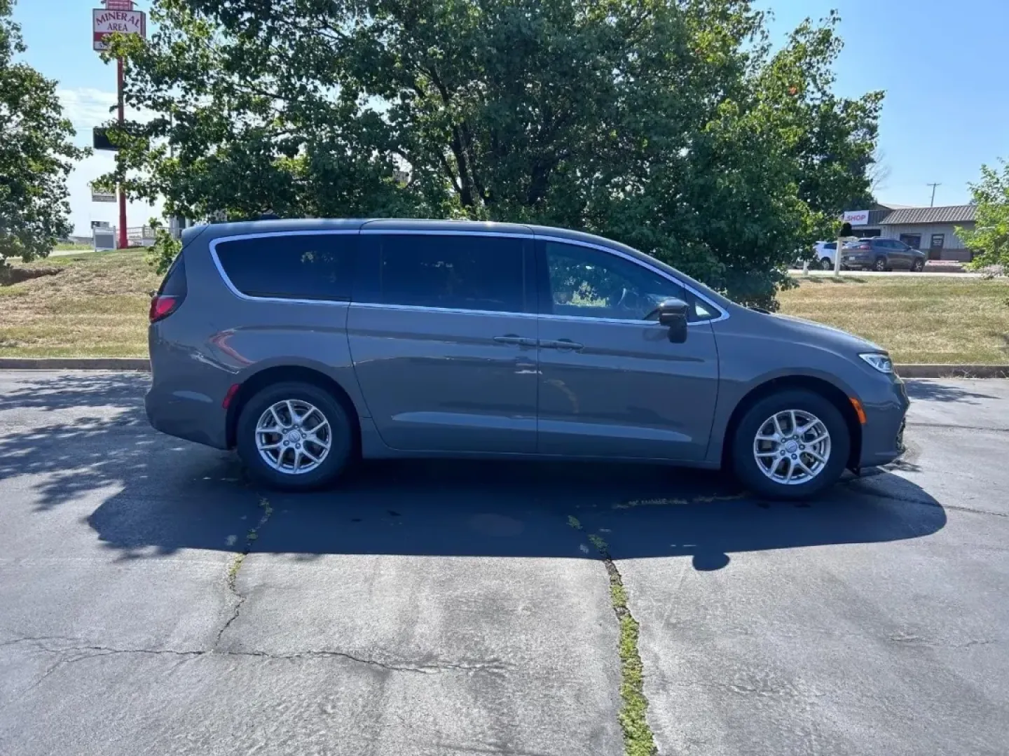 2025 /Black Leather Chrysler Pacifica Select (2C4RC1BG0SR) with an 3.6L V6 24V VVT UPG I engine, Automatic transmission, located at 970 Woodlawn Dr., Farmington, MO, 63640, (573) 431-7800, 37.825642, -90.468674 - **Discover Family Adventures with the 2025 Chrysler Pacifica at Pettus CDJR Farmington!**<br /> <br /> Are you looking for a vehicle that perfectly blends comfort, versatility, and style for your family? The 2025 Chrysler Pacifica is designed for busy families and weekend adventurers alike, making i - Photo#1
