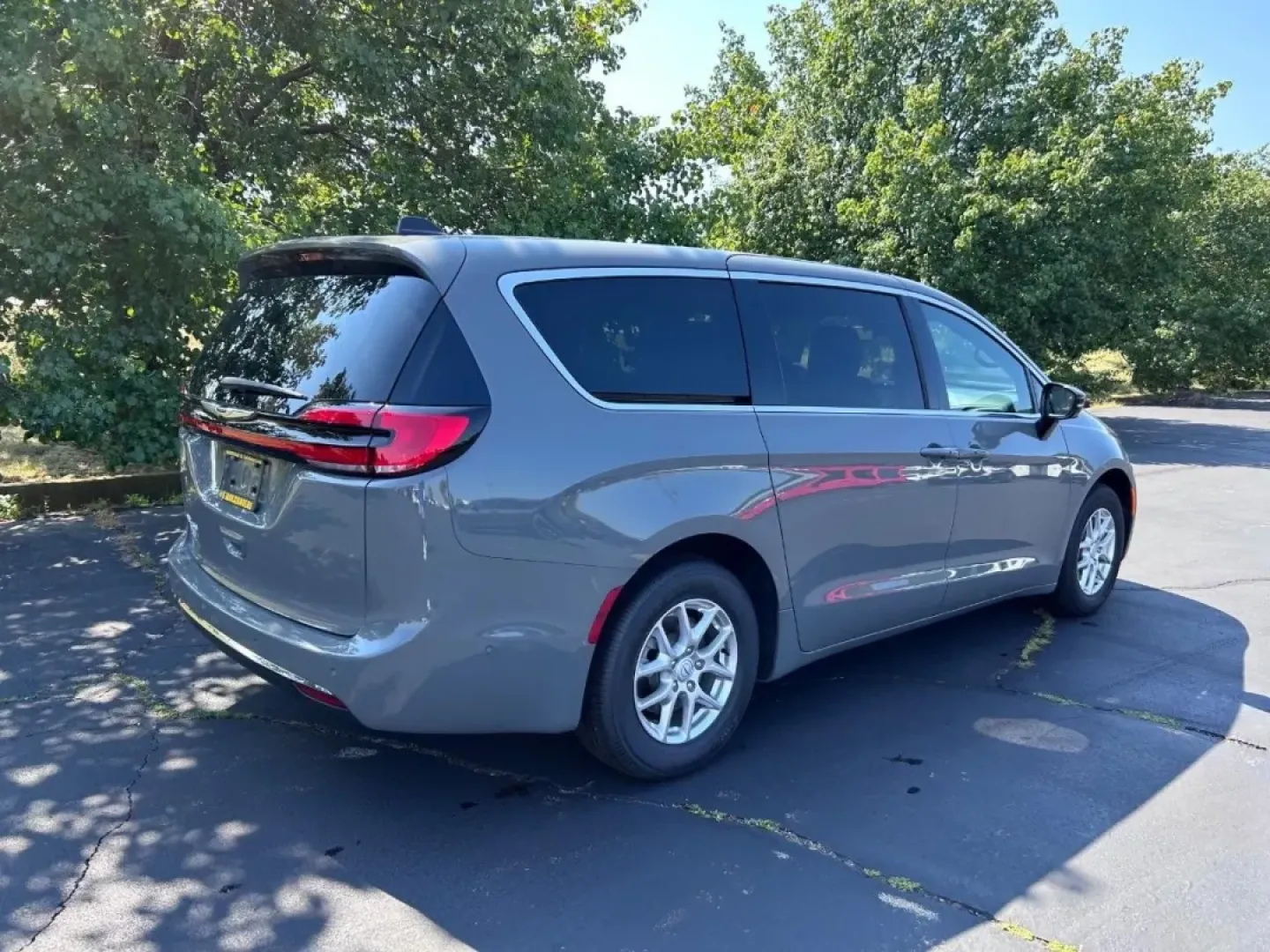 2025 /Black Leather Chrysler Pacifica Select (2C4RC1BG0SR) with an 3.6L V6 24V VVT UPG I engine, Automatic transmission, located at 970 Woodlawn Dr., Farmington, MO, 63640, (573) 431-7800, 37.825642, -90.468674 - **Discover Family Adventures with the 2025 Chrysler Pacifica at Pettus CDJR Farmington!**<br /> <br /> Are you looking for a vehicle that perfectly blends comfort, versatility, and style for your family? The 2025 Chrysler Pacifica is designed for busy families and weekend adventurers alike, making i - Photo#2