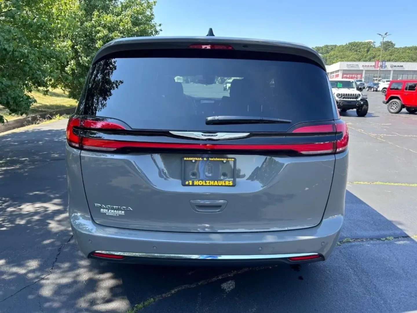 2025 /Black Leather Chrysler Pacifica Select (2C4RC1BG0SR) with an 3.6L V6 24V VVT UPG I engine, Automatic transmission, located at 970 Woodlawn Dr., Farmington, MO, 63640, (573) 431-7800, 37.825642, -90.468674 - **Discover Family Adventures with the 2025 Chrysler Pacifica at Pettus CDJR Farmington!**<br /> <br /> Are you looking for a vehicle that perfectly blends comfort, versatility, and style for your family? The 2025 Chrysler Pacifica is designed for busy families and weekend adventurers alike, making i - Photo#3