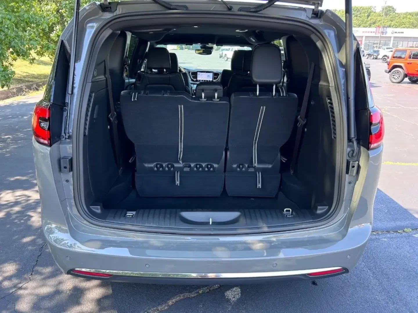 2025 /Black Leather Chrysler Pacifica Select (2C4RC1BG0SR) with an 3.6L V6 24V VVT UPG I engine, Automatic transmission, located at 970 Woodlawn Dr., Farmington, MO, 63640, (573) 431-7800, 37.825642, -90.468674 - **Discover Family Adventures with the 2025 Chrysler Pacifica at Pettus CDJR Farmington!**<br /> <br /> Are you looking for a vehicle that perfectly blends comfort, versatility, and style for your family? The 2025 Chrysler Pacifica is designed for busy families and weekend adventurers alike, making i - Photo#4