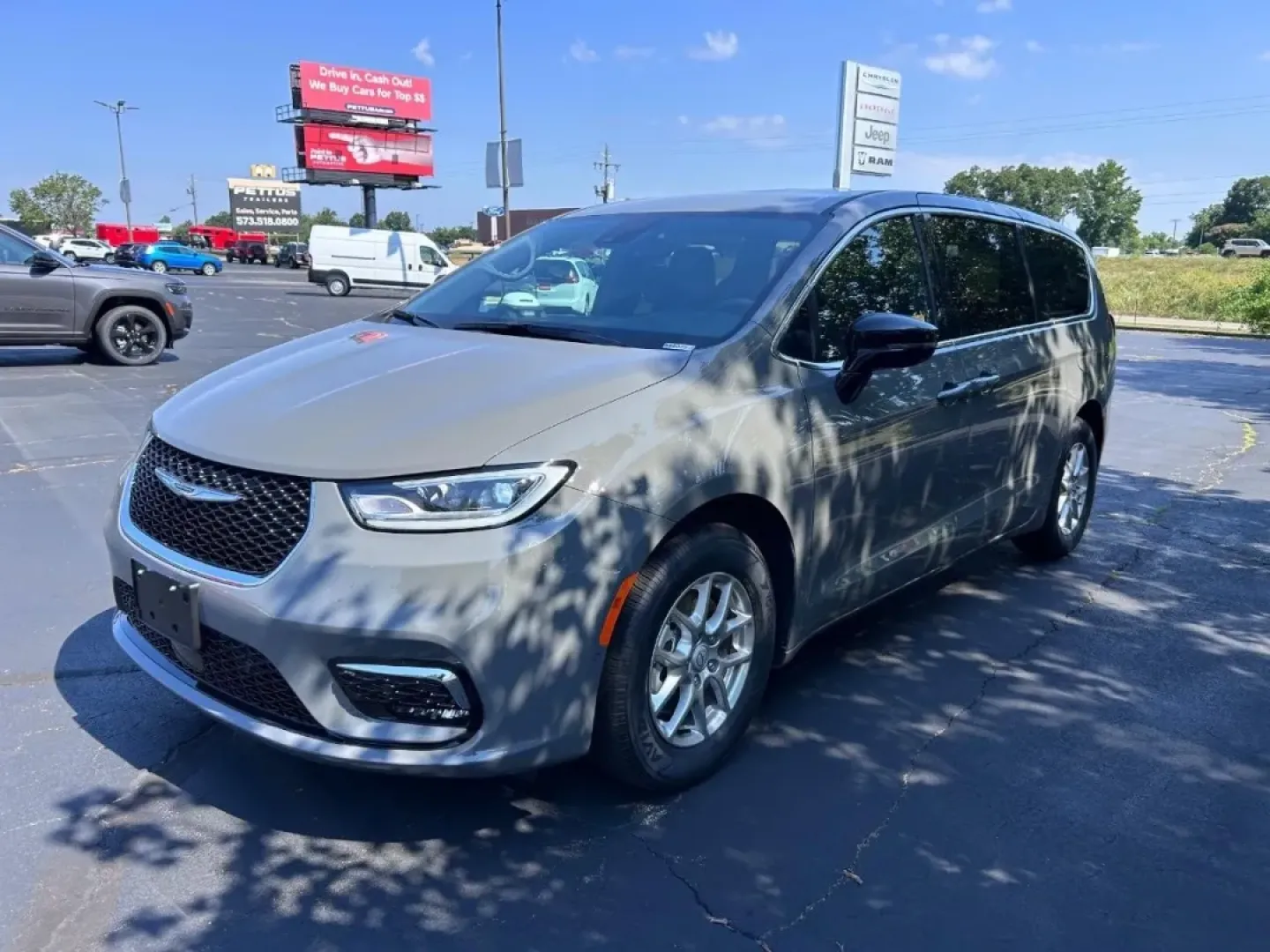 2025 /Black Leather Chrysler Pacifica Select (2C4RC1BG0SR) with an 3.6L V6 24V VVT UPG I engine, Automatic transmission, located at 970 Woodlawn Dr., Farmington, MO, 63640, (573) 431-7800, 37.825642, -90.468674 - **Discover Family Adventures with the 2025 Chrysler Pacifica at Pettus CDJR Farmington!**<br /> <br /> Are you looking for a vehicle that perfectly blends comfort, versatility, and style for your family? The 2025 Chrysler Pacifica is designed for busy families and weekend adventurers alike, making i - Photo#7