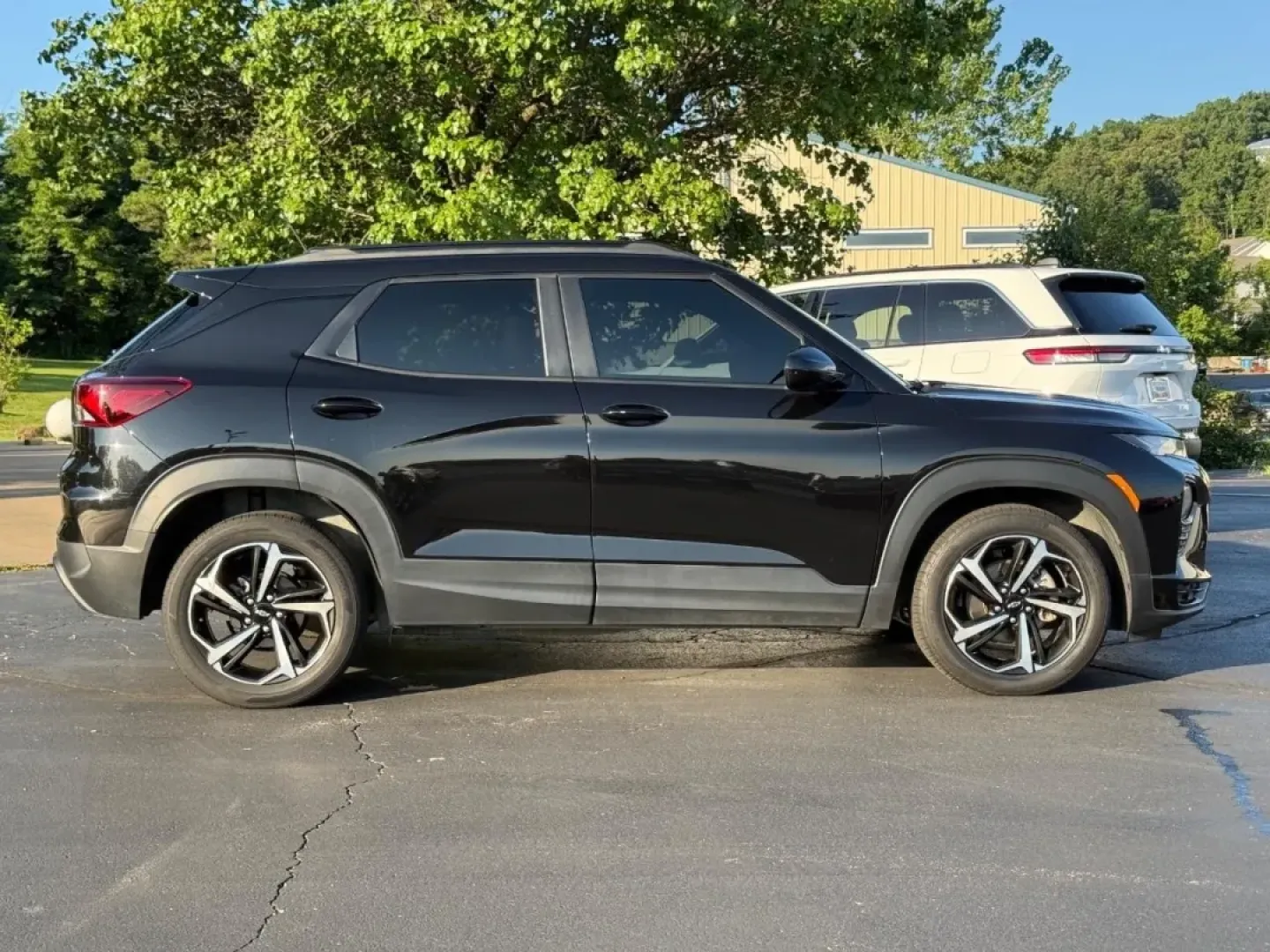 2022 /Jet Black with Red accents Lea Chevrolet TrailBlazer RS (KL79MTSL3NB) with an ECOTEC 1.3L I3 Turbo DOHC SIDI engine, Automatic transmission, located at 970 Woodlawn Dr., Farmington, MO, 63640, (573) 431-7800, 37.825642, -90.468674 - **Adventure Awaits with the 2022 Chevrolet Trailblazer RS!** <br /> <br /> If you're searching for a versatile, stylish SUV that fits perfectly into your active lifestyle, look no further than the 2022 Chevrolet Trailblazer RS, available now at Pettus CDJR Farmington in Farmington, MO. This pre-own - Photo#1