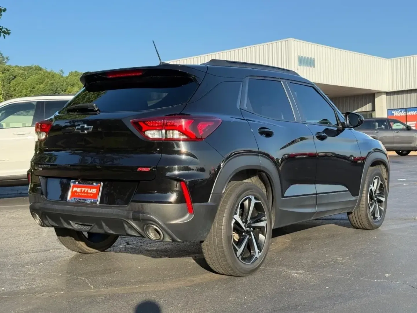 2022 /Jet Black with Red accents Lea Chevrolet TrailBlazer RS (KL79MTSL3NB) with an ECOTEC 1.3L I3 Turbo DOHC SIDI engine, Automatic transmission, located at 970 Woodlawn Dr., Farmington, MO, 63640, (573) 431-7800, 37.825642, -90.468674 - **Adventure Awaits with the 2022 Chevrolet Trailblazer RS!** <br /> <br /> If you're searching for a versatile, stylish SUV that fits perfectly into your active lifestyle, look no further than the 2022 Chevrolet Trailblazer RS, available now at Pettus CDJR Farmington in Farmington, MO. This pre-own - Photo#2
