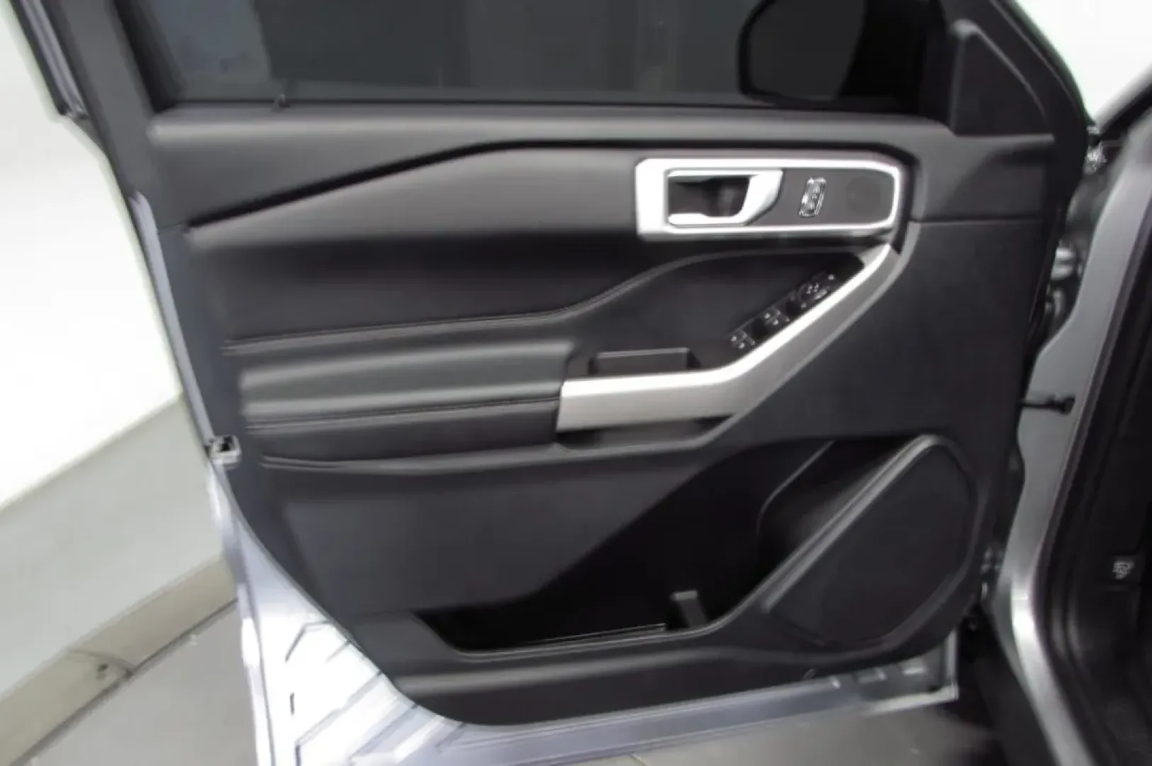 2022 /Ebony Ford Explorer XLT (1FMSK8DH9NG) with an Other engine, Automatic transmission, located at 12836 Highway 21, De Soto, MO, 63020, (636) 337-7777, 38.151867, -90.575615 - ### Adventure Awaits with This 2022 Ford Explorer XLT at Pettus Ford De Soto!<br /> <br /> If you're searching for the perfect blend of style, utility, and performance in a family-friendly SUV, look no further than this stunning 2022 Ford Explorer XLT. This versatile vehicle is designed to make ever - Photo#12