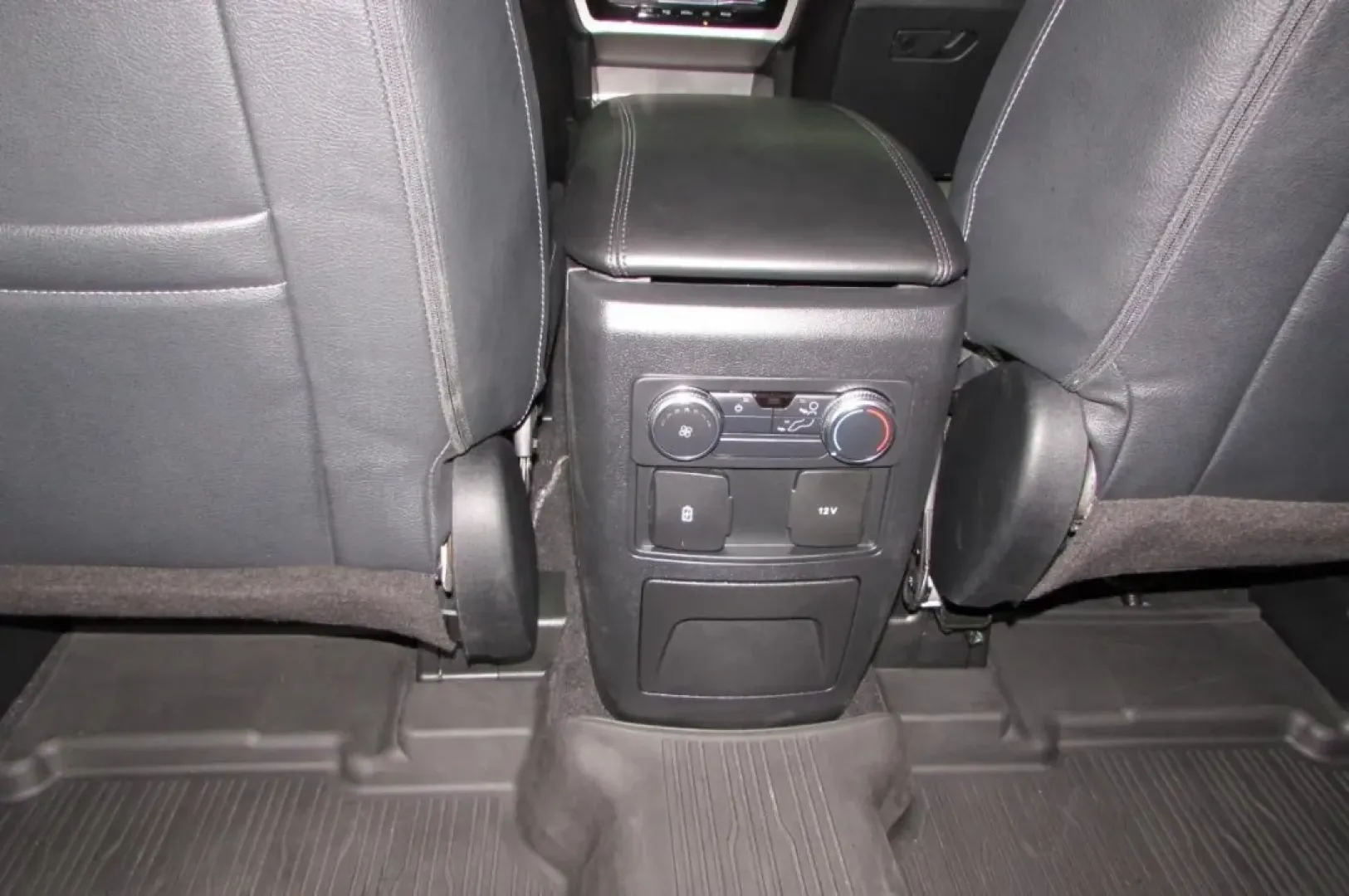 2022 /Ebony Ford Explorer XLT (1FMSK8DH9NG) with an Other engine, Automatic transmission, located at 12836 Highway 21, De Soto, MO, 63020, (636) 337-7777, 38.151867, -90.575615 - ### Adventure Awaits with This 2022 Ford Explorer XLT at Pettus Ford De Soto!<br /> <br /> If you're searching for the perfect blend of style, utility, and performance in a family-friendly SUV, look no further than this stunning 2022 Ford Explorer XLT. This versatile vehicle is designed to make ever - Photo#27