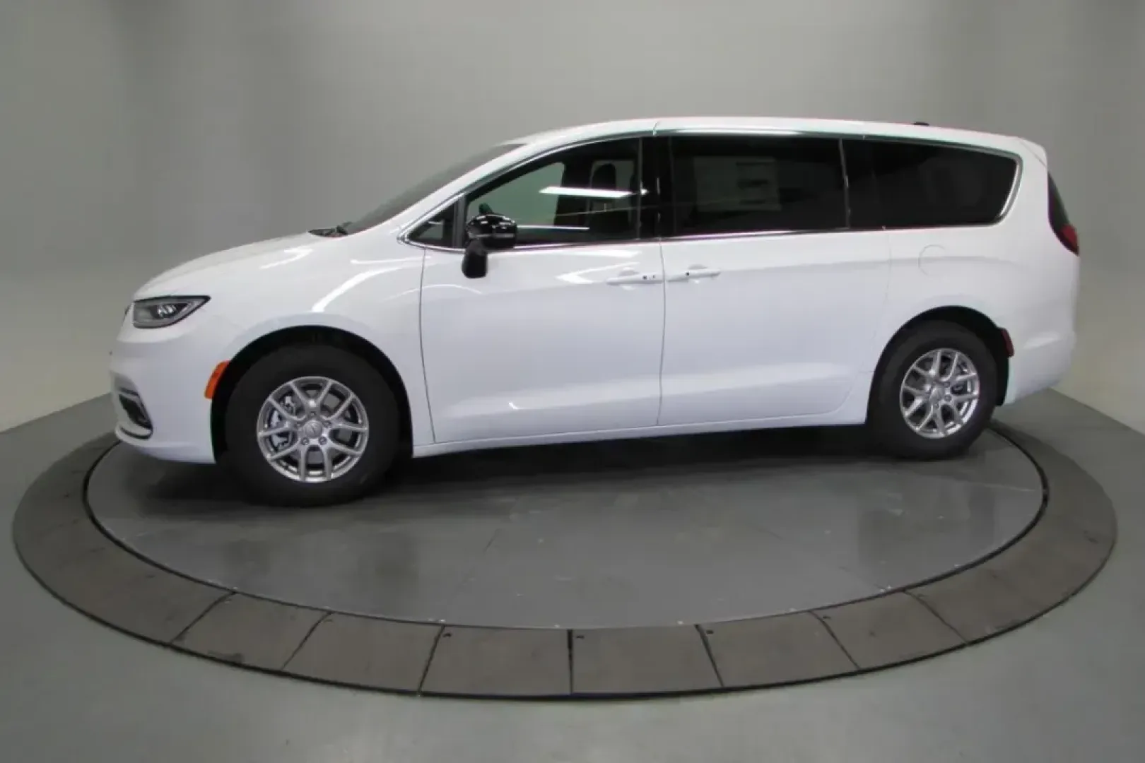 2025 /Black Leather Chrysler Pacifica Select (2C4RC1BG3SR) with an Other engine, Automatic transmission, located at 12830 Highway 21, De Soto, MO, 63020, (636) 337-7777, 38.153099, -90.573624 - NEW 2025 Chrysler Pacifica Select from Pettus Chrysler Dodge Jeep Ram De Soto, De Soto MO. - Photo#4