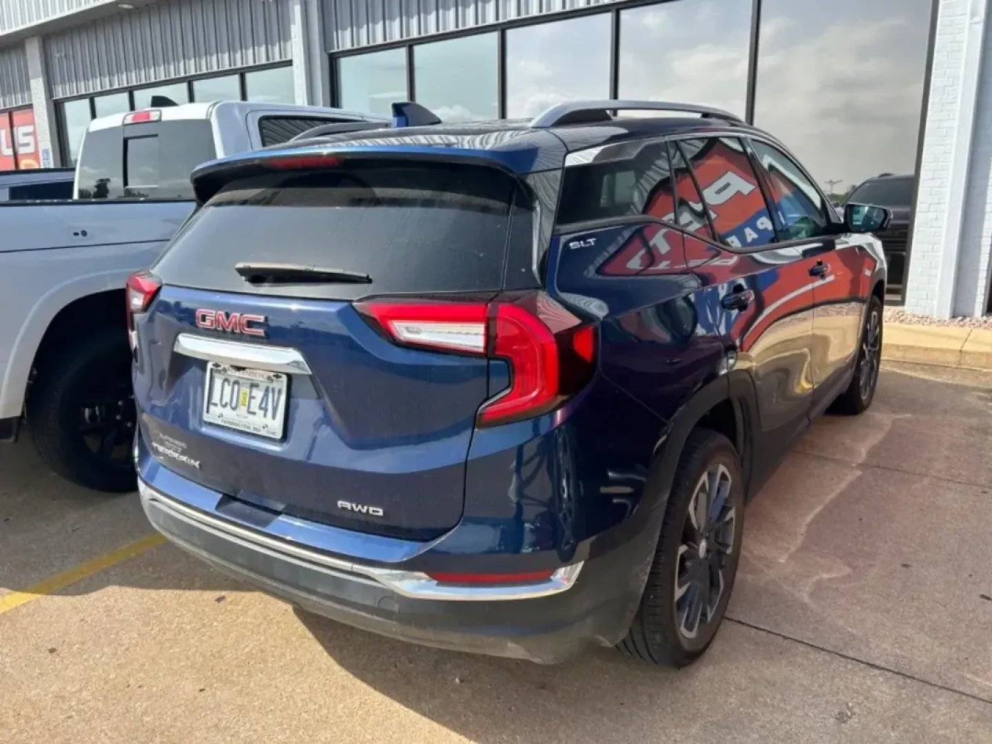 2022 GMC Terrain SLT (3GKALVEV4NL) with an 1.5L Turbocharged engine, located at 970 Woodlawn Dr., Farmington, MO, 63640, (573) 431-7800, 37.825642, -90.468674 - USED 2022 GMC Terrain SLT from Pettus CDJR Farmington, Farmington MO. - Photo#3