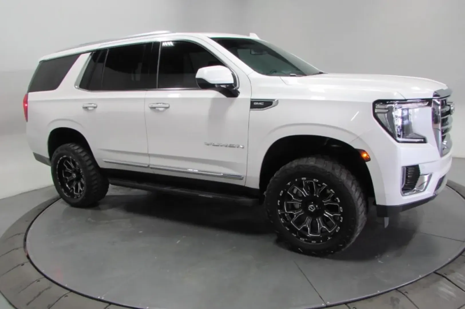 2023 /Jet Black Leather GMC Yukon SLT (1GKS2BKD7PR) with an Other engine, located at 12836 Highway 21, De Soto, MO, 63020, (636) 337-7777, 38.151867, -90.575615 - Are you ready to level up your family adventures or weekend getaways? Look no further than this stunning 2023 GMC Yukon SLT, available now at Pettus Ford De Soto. This SUV is tailored for those who seek comfort, style, and the capability to tackle both everyday commutes and off-the-beaten-path excur - Photo#3