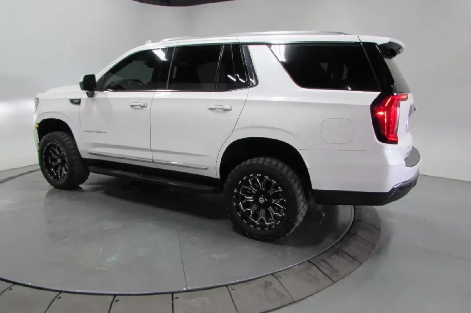 2023 /Jet Black Leather GMC Yukon SLT (1GKS2BKD7PR) with an Other engine, located at 12836 Highway 21, De Soto, MO, 63020, (636) 337-7777, 38.151867, -90.575615 - Are you ready to level up your family adventures or weekend getaways? Look no further than this stunning 2023 GMC Yukon SLT, available now at Pettus Ford De Soto. This SUV is tailored for those who seek comfort, style, and the capability to tackle both everyday commutes and off-the-beaten-path excur - Photo#4