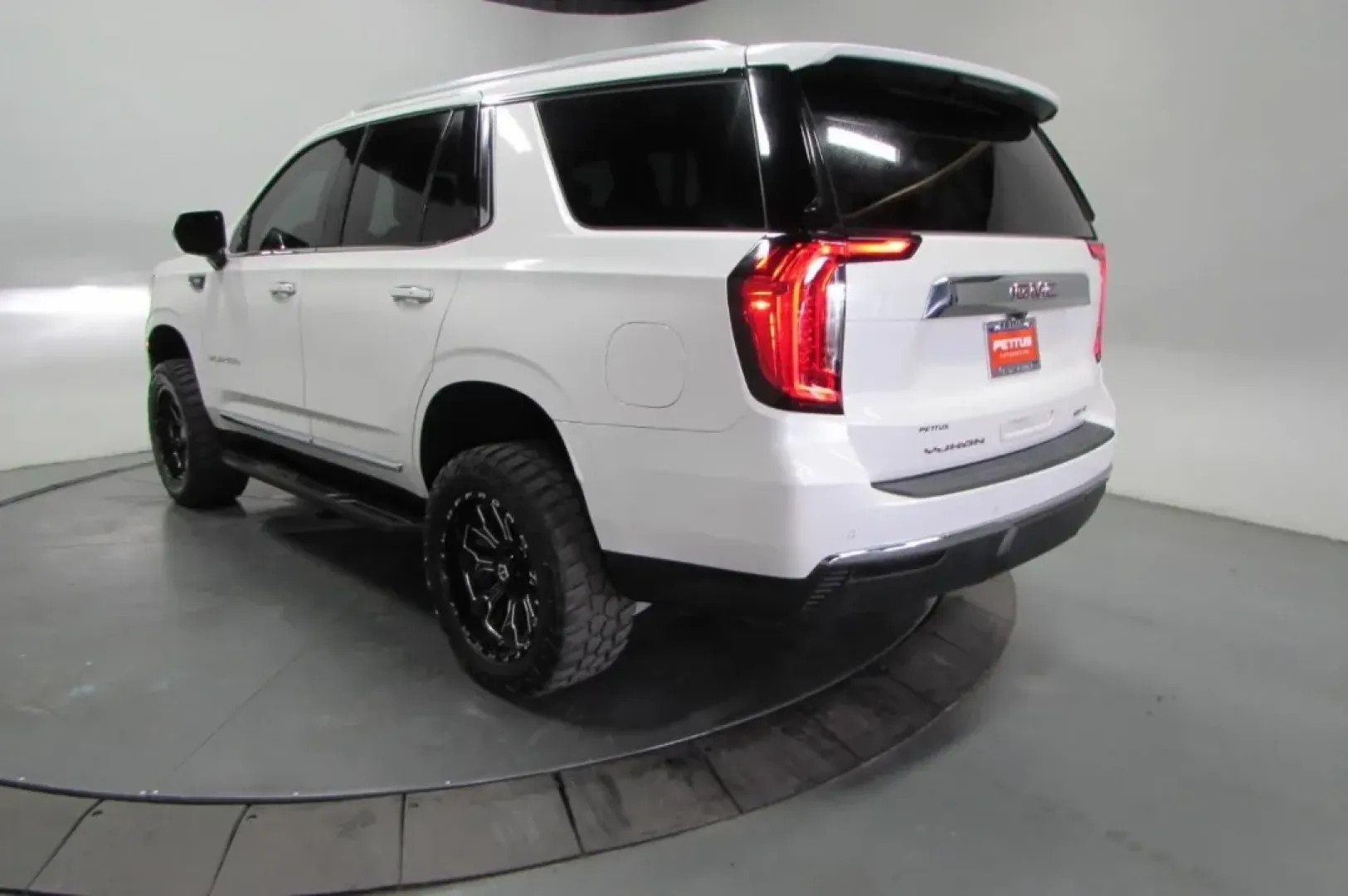 2023 /Jet Black Leather GMC Yukon SLT (1GKS2BKD7PR) with an Other engine, located at 12836 Highway 21, De Soto, MO, 63020, (636) 337-7777, 38.151867, -90.575615 - Are you ready to level up your family adventures or weekend getaways? Look no further than this stunning 2023 GMC Yukon SLT, available now at Pettus Ford De Soto. This SUV is tailored for those who seek comfort, style, and the capability to tackle both everyday commutes and off-the-beaten-path excur - Photo#5
