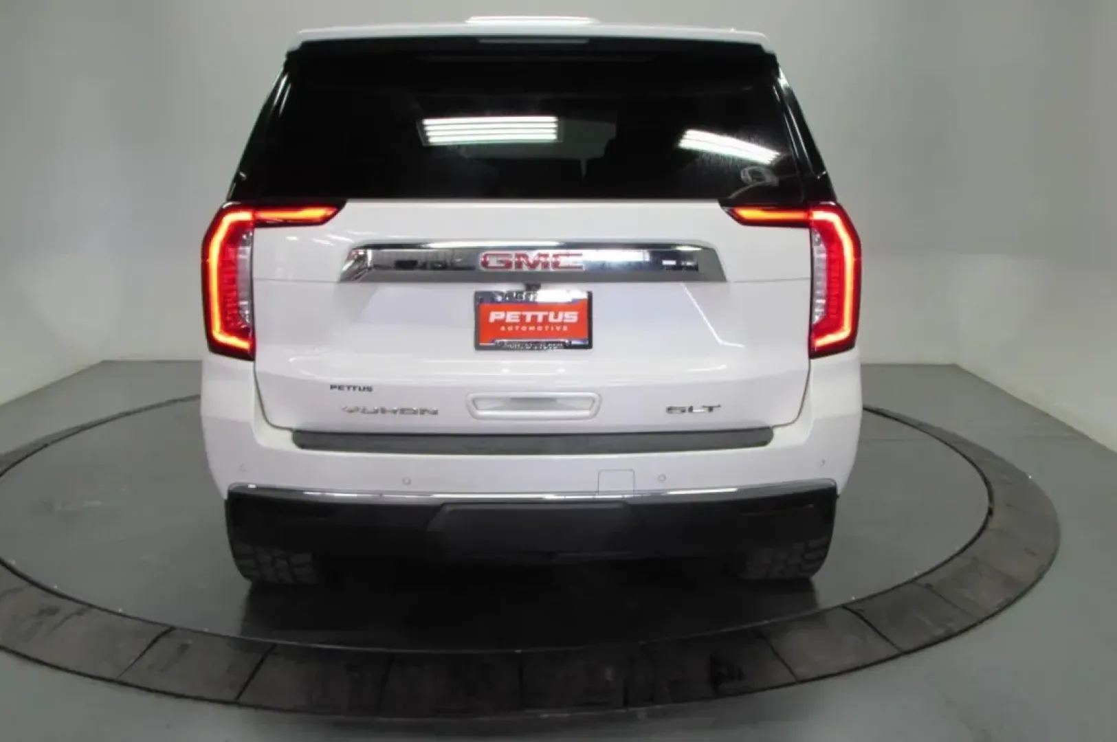 2023 /Jet Black Leather GMC Yukon SLT (1GKS2BKD7PR) with an Other engine, located at 12836 Highway 21, De Soto, MO, 63020, (636) 337-7777, 38.151867, -90.575615 - Are you ready to level up your family adventures or weekend getaways? Look no further than this stunning 2023 GMC Yukon SLT, available now at Pettus Ford De Soto. This SUV is tailored for those who seek comfort, style, and the capability to tackle both everyday commutes and off-the-beaten-path excur - Photo#6